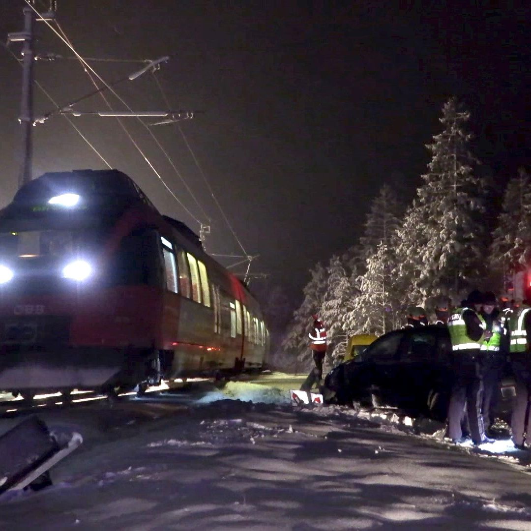 Der Autofahrer kam knapp vor dem Gleis zu stehen.