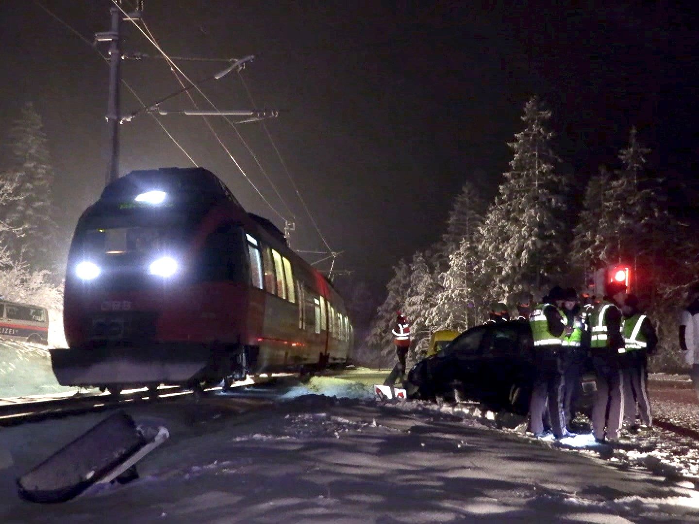 Der Autofahrer kam knapp vor dem Gleis zu stehen.