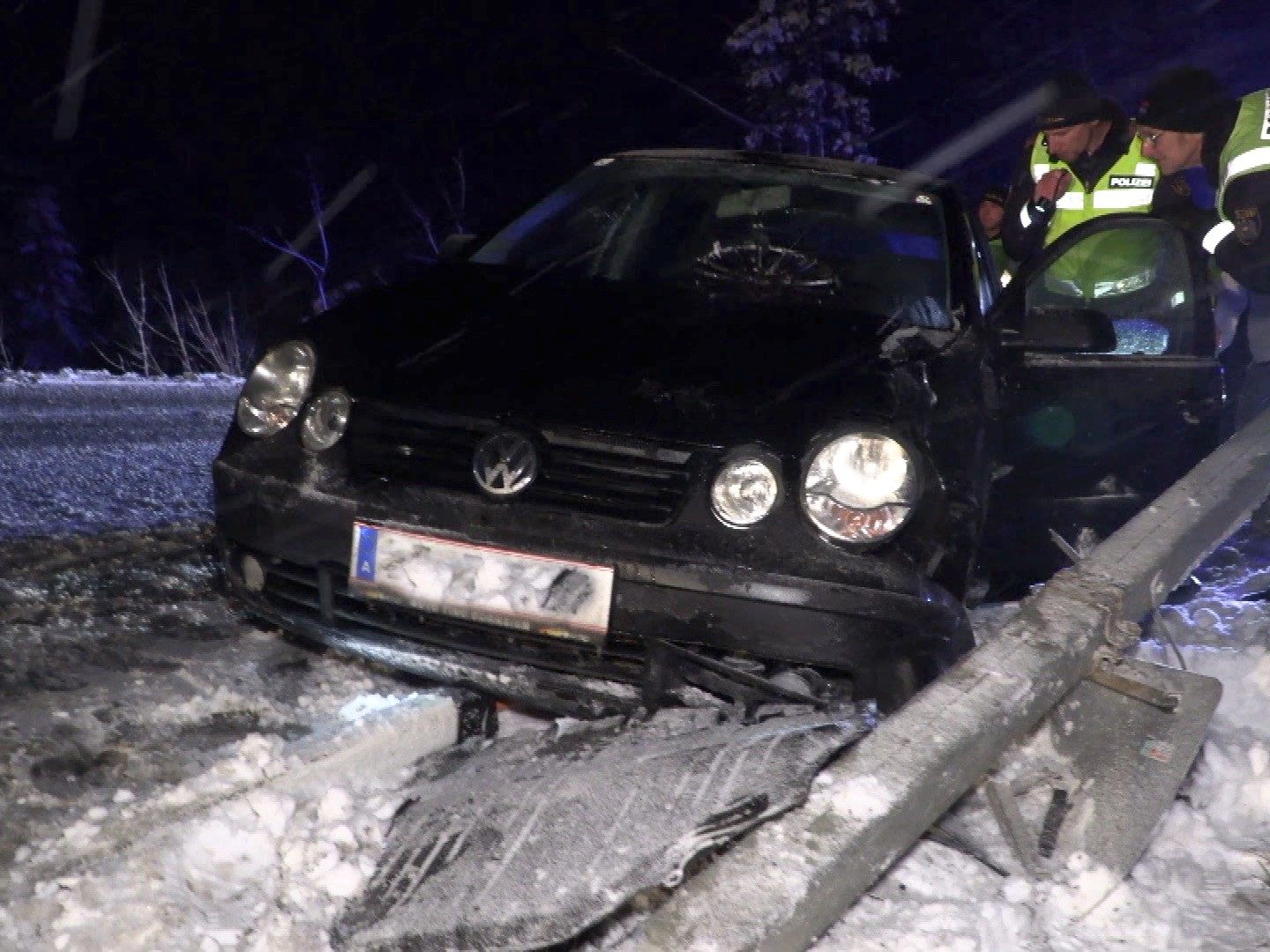 Knapp vor dem Gleis kam das Fahrzeug zum Stehen.