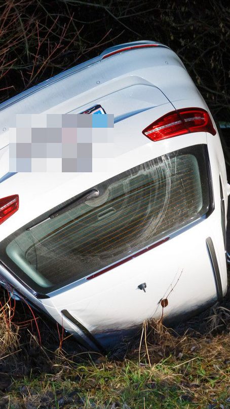 Pkw kollidierte mit Brücke und überschlug sich.