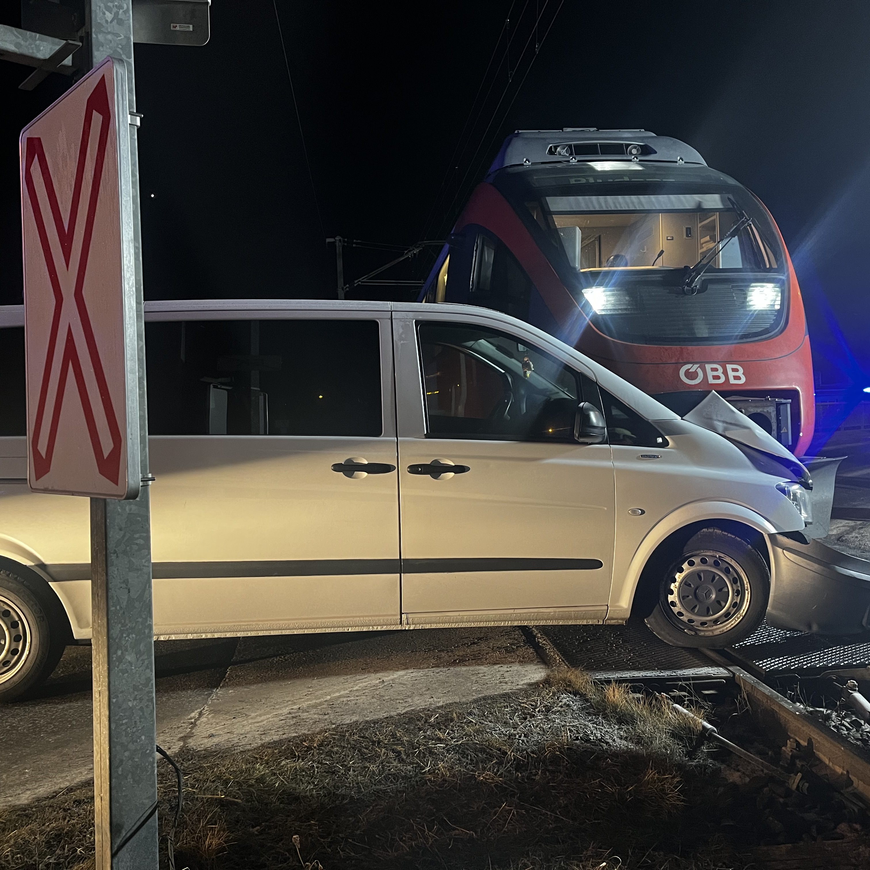 Pkw mit Montafonerbahn kollidiert. Pkw mit Montafonerbahn kollidiert.