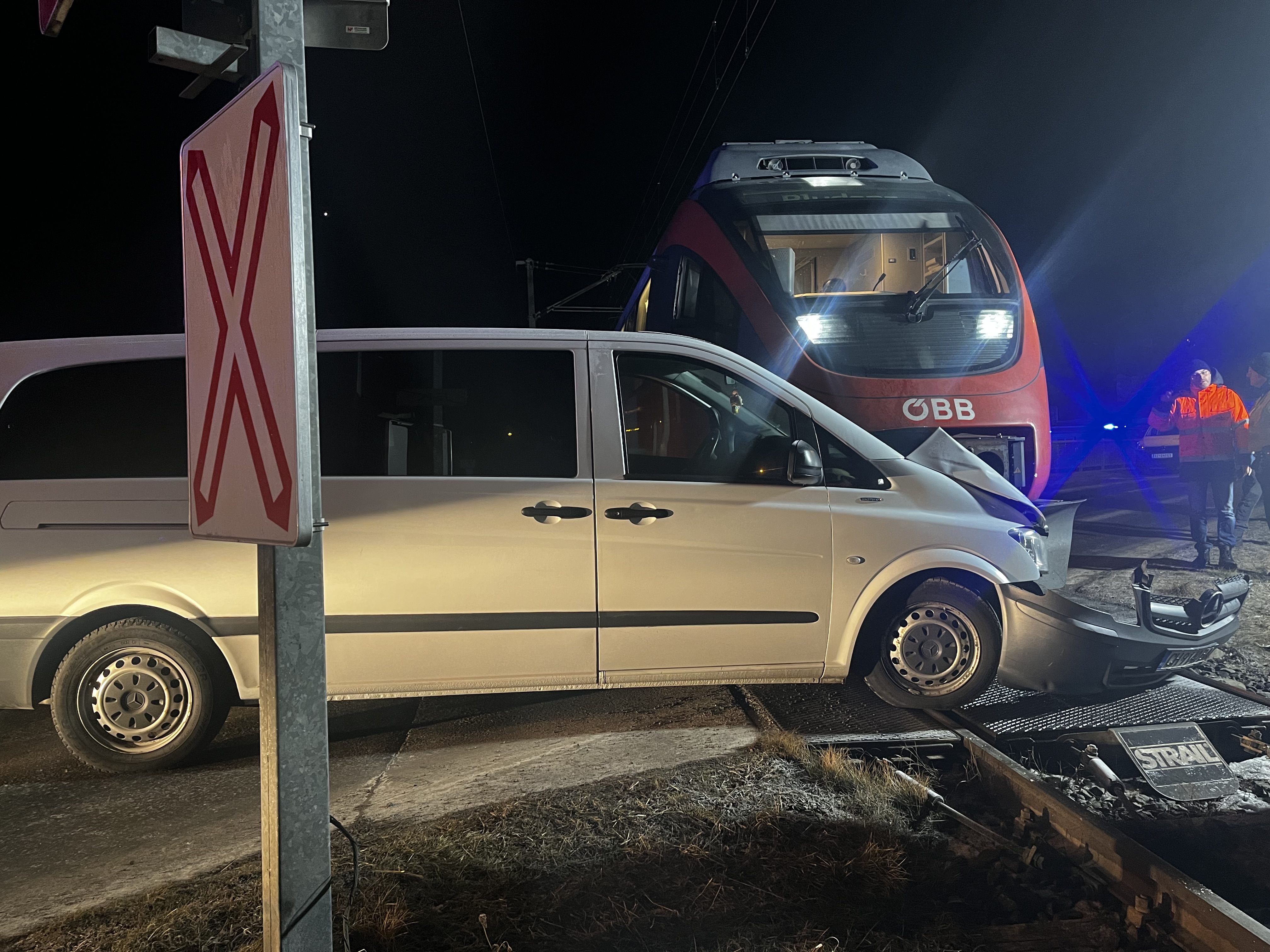 Pkw mit Montafonerbahn kollidiert.