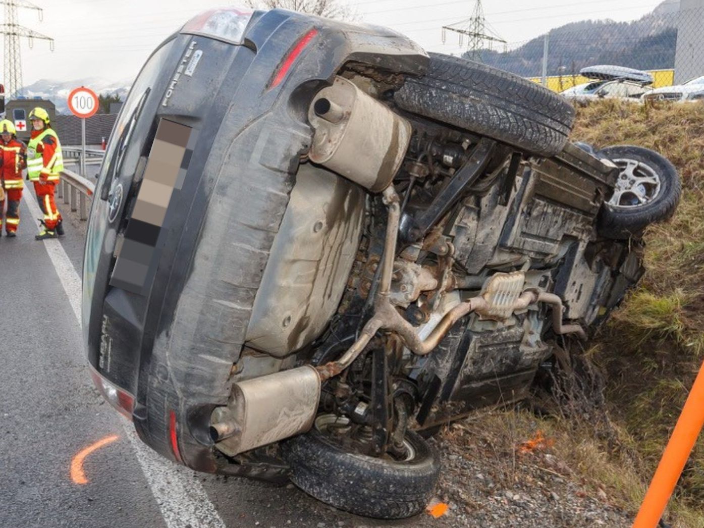 Der beteiligte Pkw wurde bei dem Unfall stark demoliert.