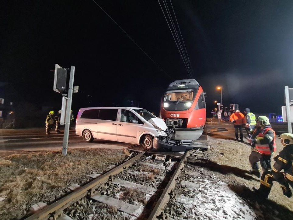 Schruns: Pkw kollidiert mit Montafonerbahn.