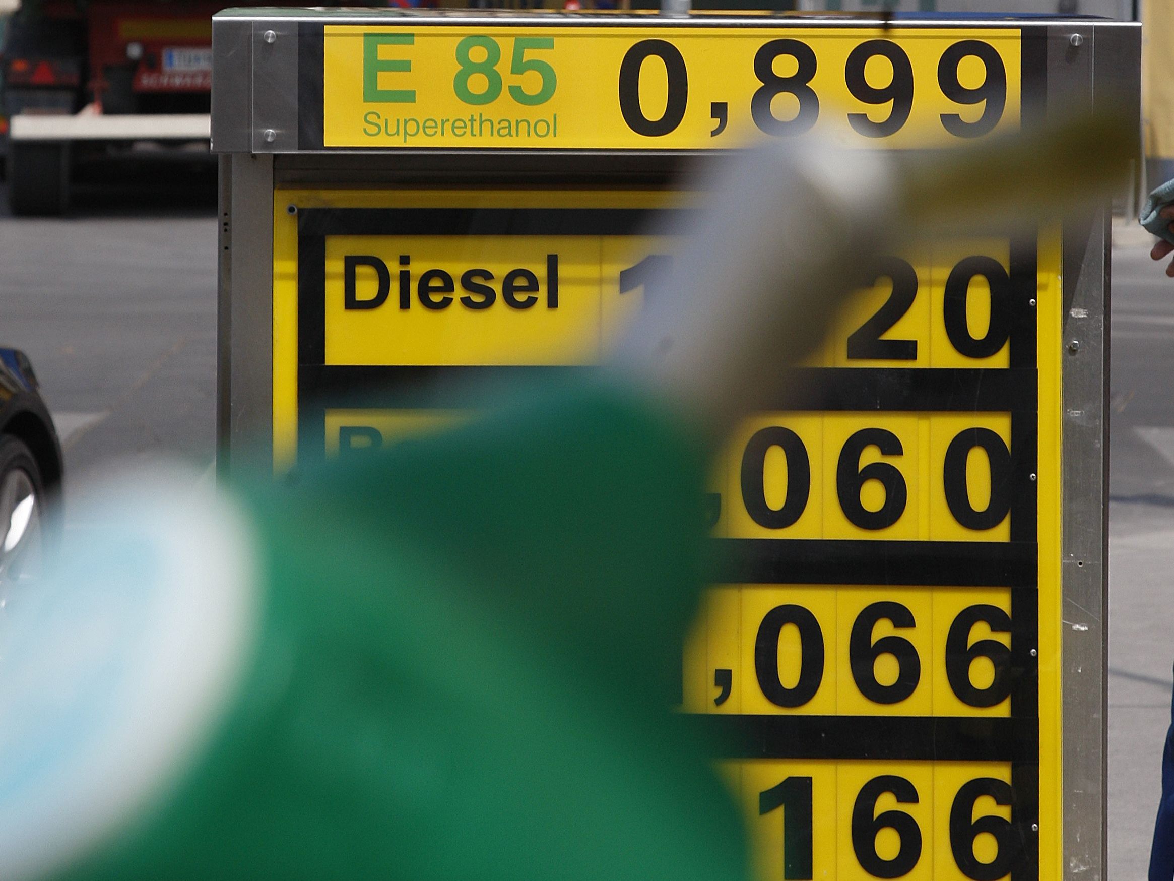 In Wien-Favoriten raubten zwei unbekannte Täter eine Tankstelle aus und bedrohten einen Angestellten mit einer Waffe. In Wien-Favoriten raubten zwei unbekannte Täter eine Tankstelle aus und bedrohten einen Angestellten mit einer Waffe.