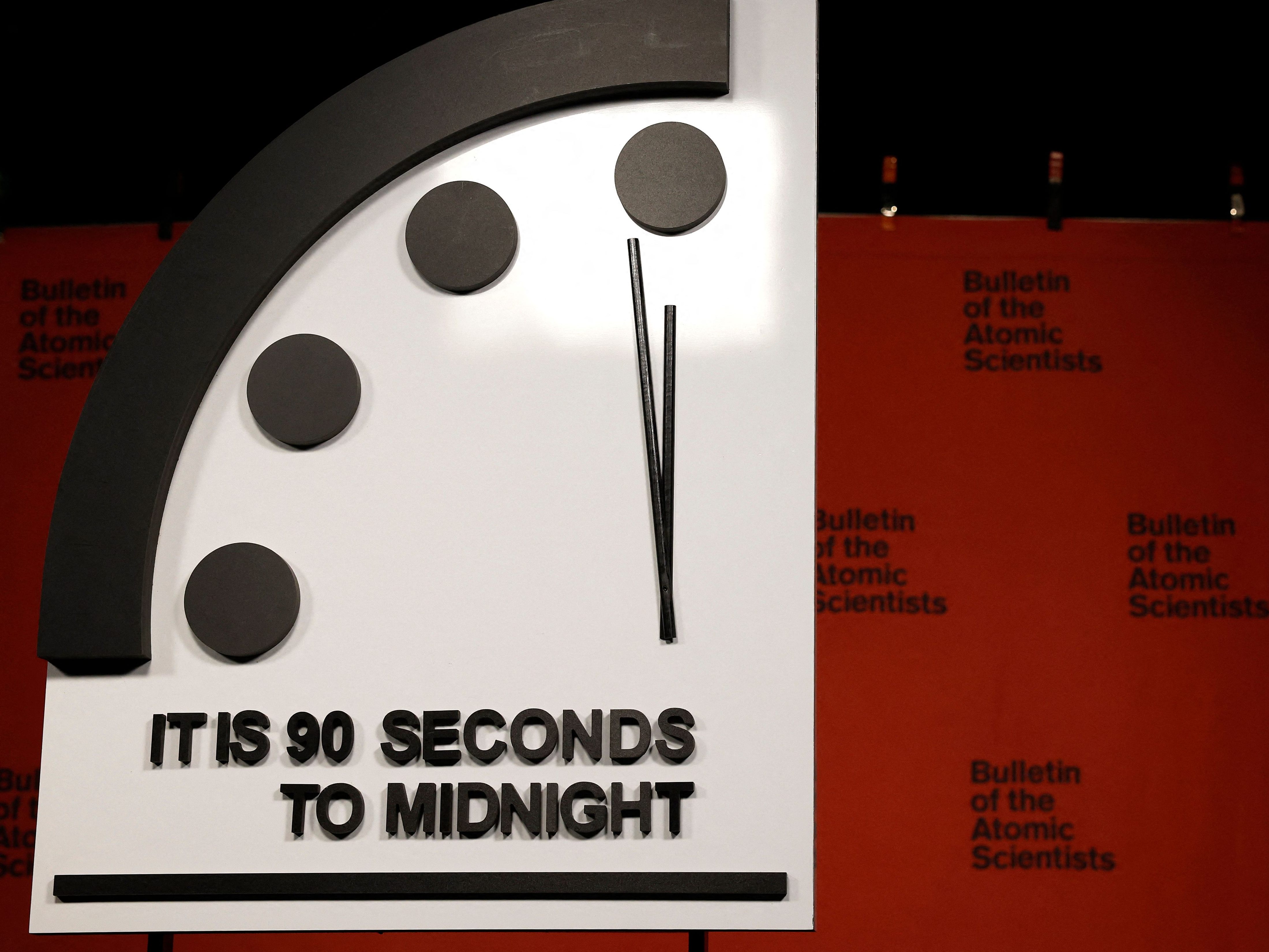 Die "Doomsday Clock" ist so weit wie nie zuvor vorgerückt. Die "Doomsday Clock" ist so weit wie nie zuvor vorgerückt.