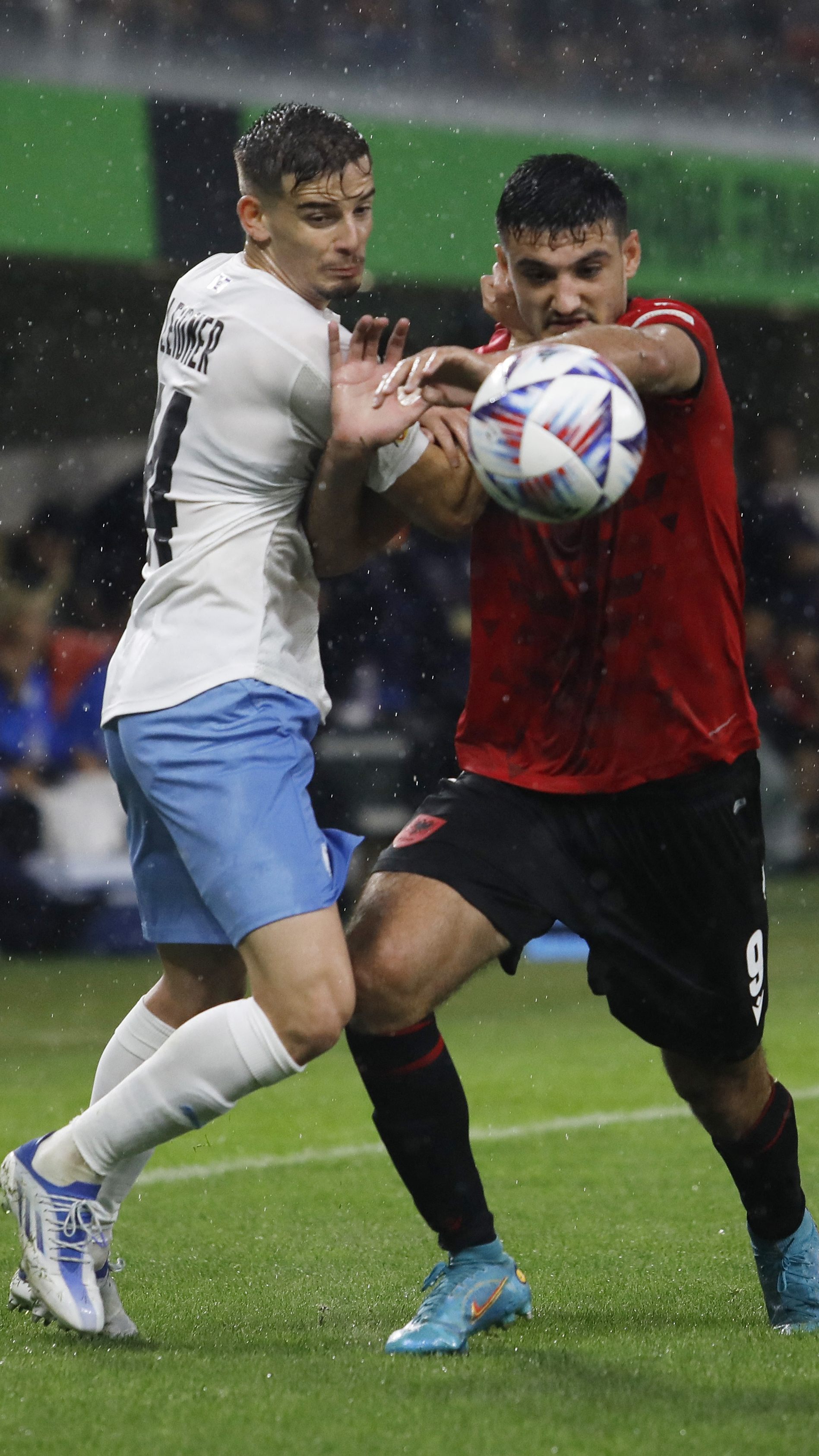 Die Wiener Austria holte Linksverteidiger Leidner (links) bis zum Sommer.