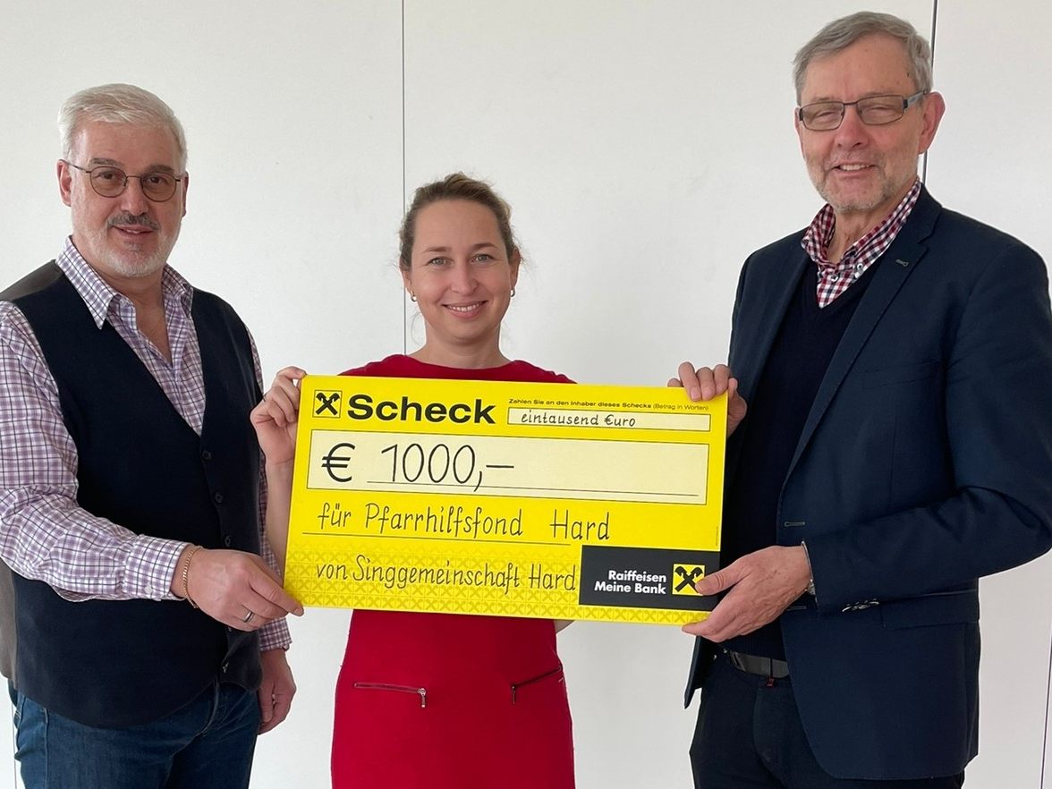 Bei der Übergabe des symbolischen Schecks: Chorleiter Axel Girardelli, Obfrau Dr Martina Büchele, Pfarrer Erich Baldauf (v.l.n.r.)