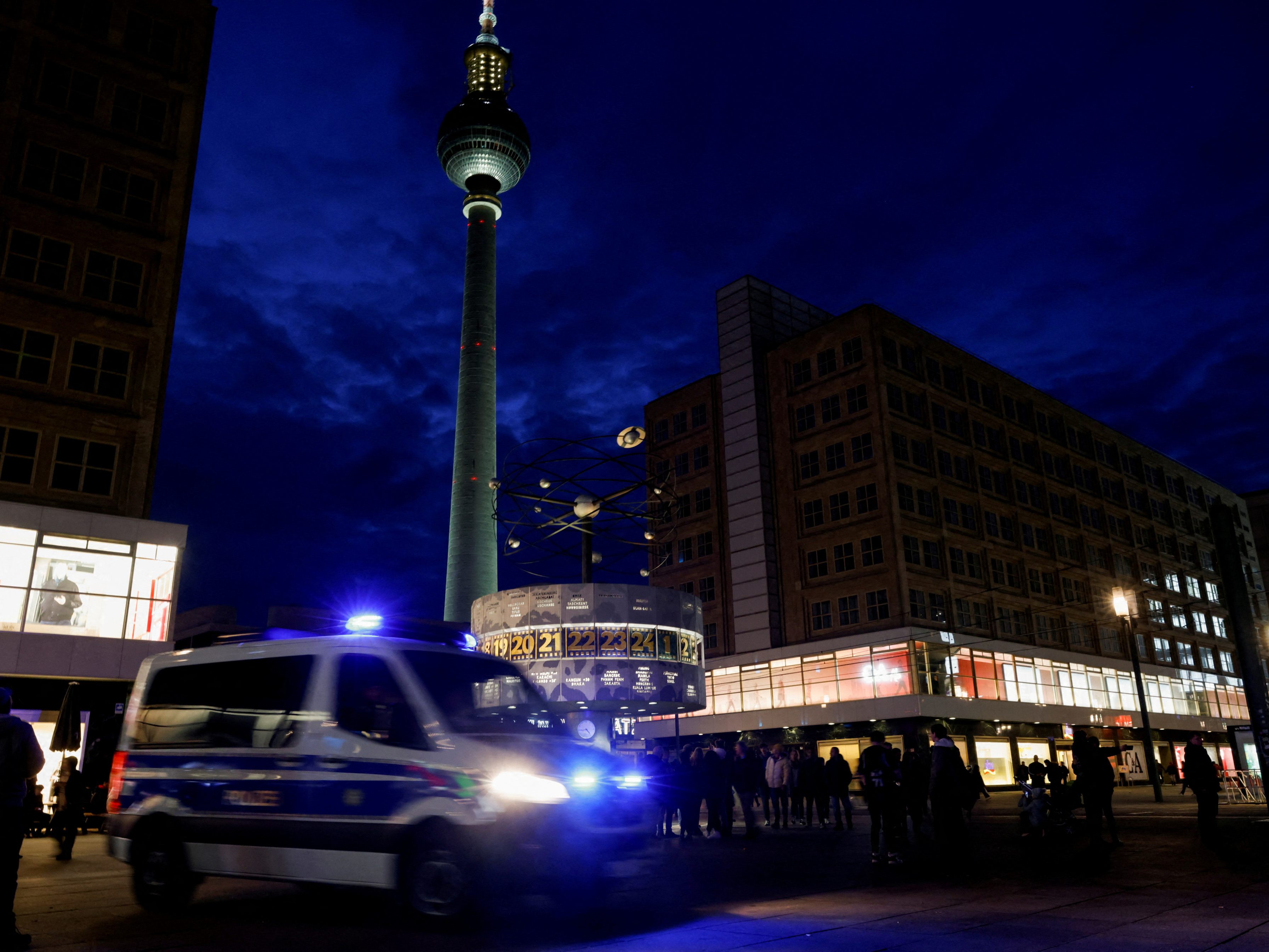 Ein Polizeiauto fährt in der Silvesternacht Patrouille durch Berlin. Ein Polizeiauto fährt in der Silvesternacht Patrouille durch Berlin.
