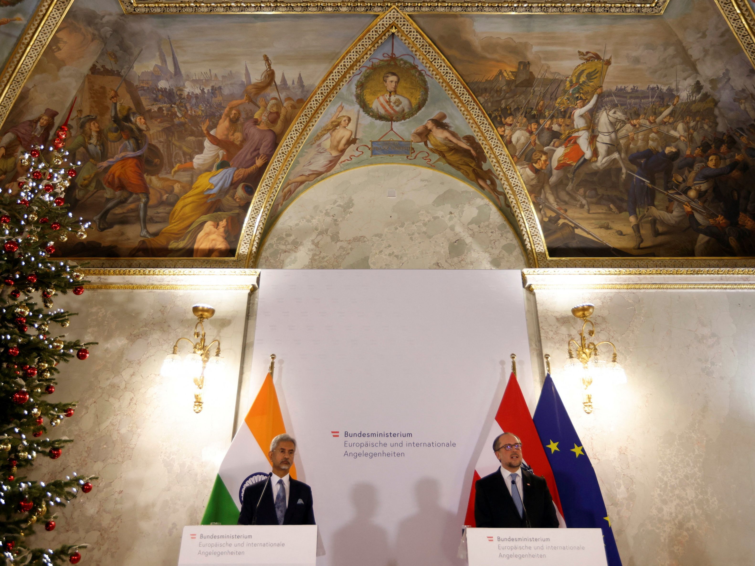 Das Bild zeigt den indischen Außenminister Jaishankar neben Österreichs Außenminister Schallenberg. Das Bild zeigt den indischen Außenminister Jaishankar neben Österreichs Außenminister Schallenberg.