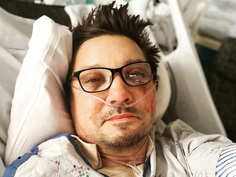 Schauspieler Jeremy Renner erlitt bei dem Unfall schwere Verletzungen. Schauspieler Jeremy Renner erlitt bei dem Unfall schwere Verletzungen.