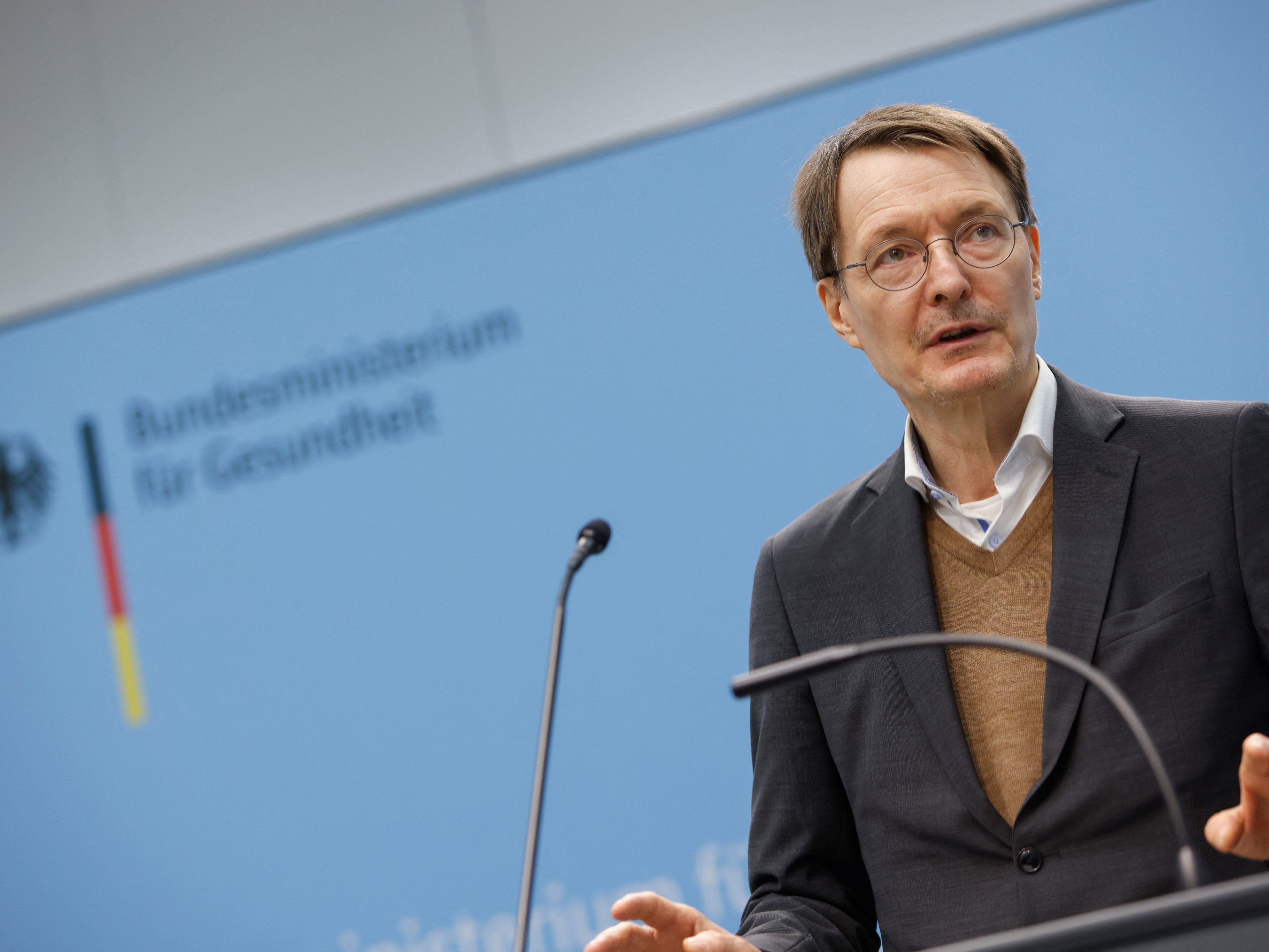 Deutschland: Maskenpflicht fällt im öffentlichen Fernverkehr ab 2. Februar, erklärte Lauterbach. Deutschland: Maskenpflicht fällt im öffentlichen Fernverkehr ab 2. Februar, erklärte Lauterbach.