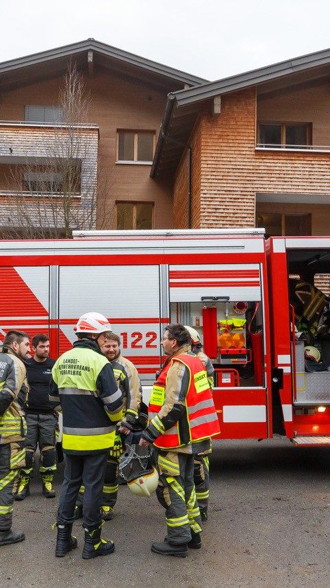 Sieben Fahrzeuge der Feuerwehr, zwei Hubschrauber plus Rettung und Polizei waren vor Ort.