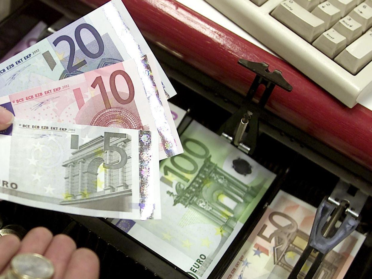Aus einer Supermarktkasse erbeutete der Räuber Bargeld und flüchtete. Aus einer Supermarktkasse erbeutete der Räuber Bargeld und flüchtete.