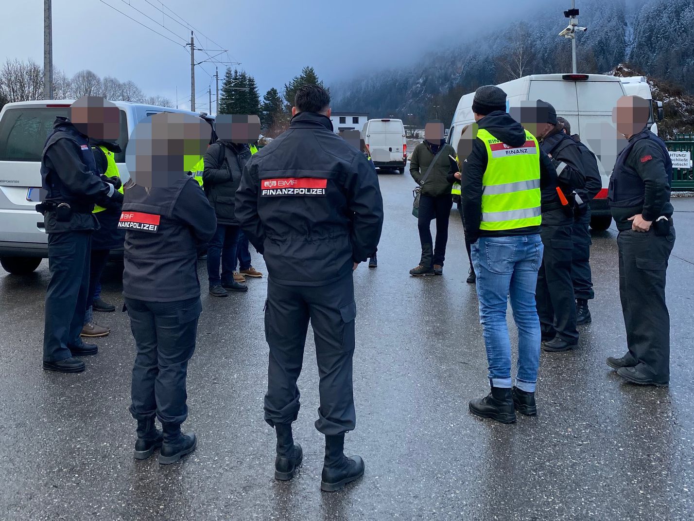 Großkontrolle am Betriebsgelände eines großen Paketdienstleisters. Großkontrolle am Betriebsgelände eines großen Paketdienstleisters.