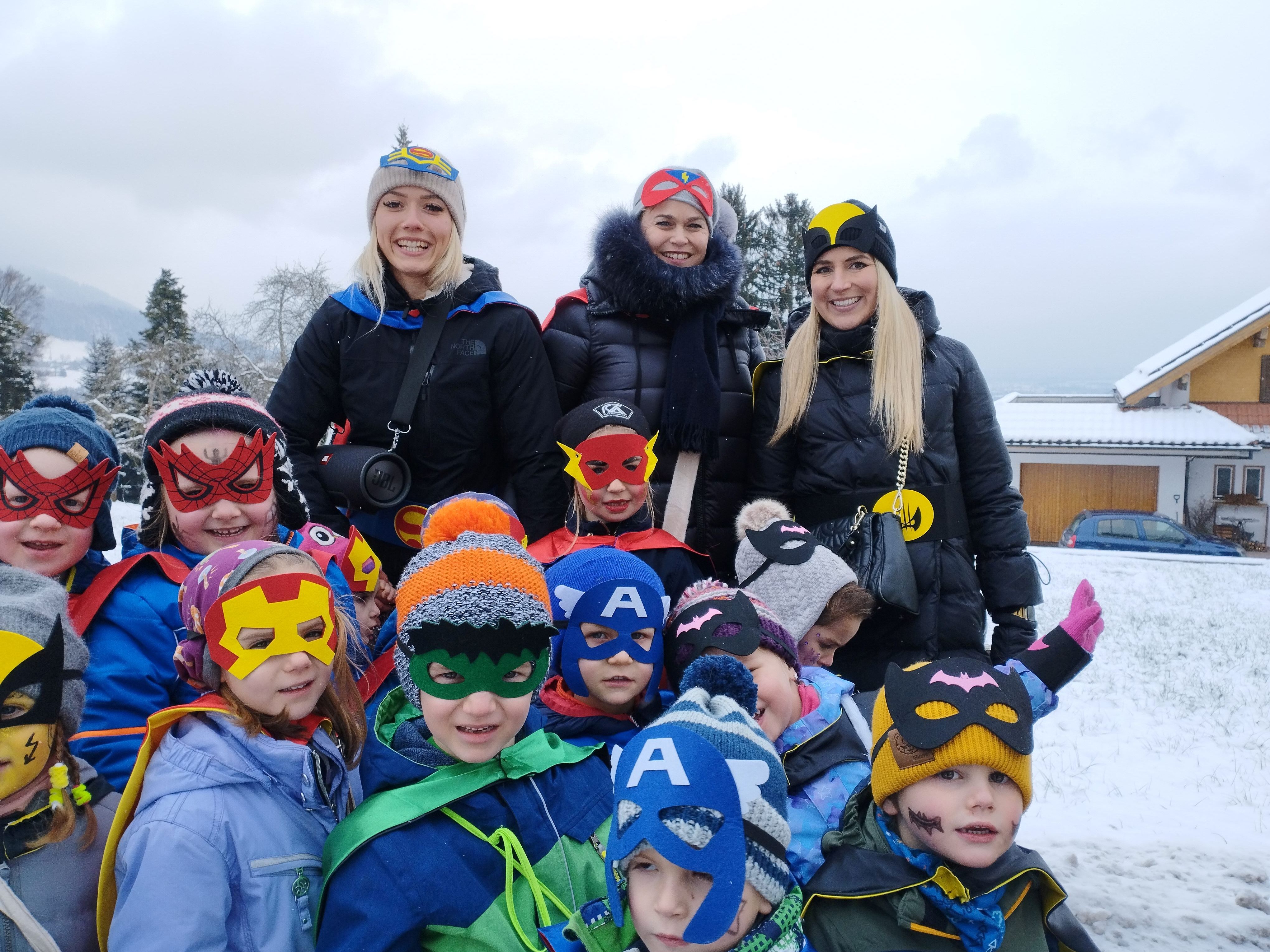 6) Das Kindergarten-Team begleitete seine „Superhelden“. 6) Das Kindergarten-Team begleitete seine „Superhelden“.