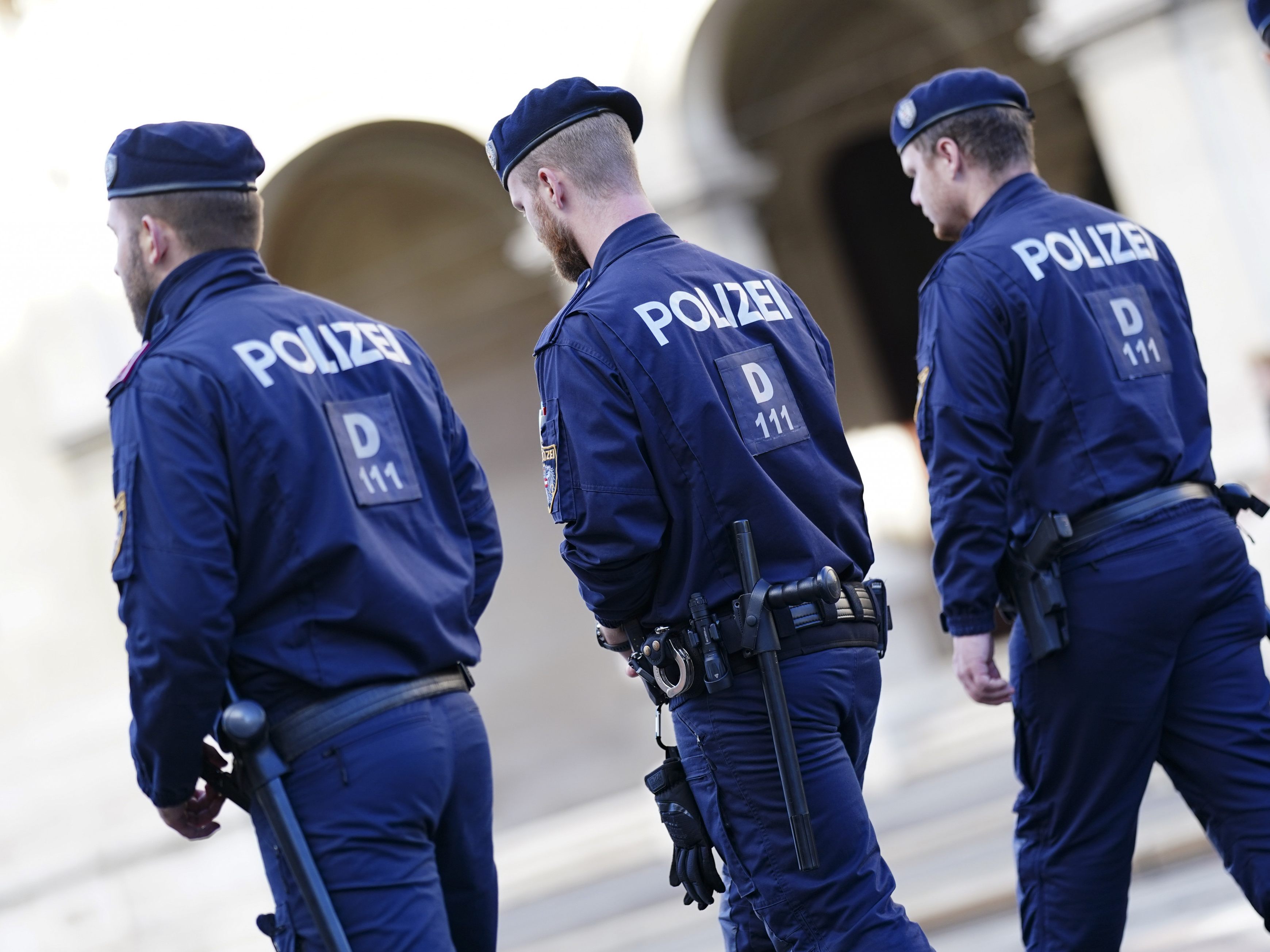 Binnen 15 Minuten rückte die Polizei zweimal aufgrund eines Messerangriffs auf junge Frauen aus. Binnen 15 Minuten rückte die Polizei zweimal aufgrund eines Messerangriffs auf junge Frauen aus.