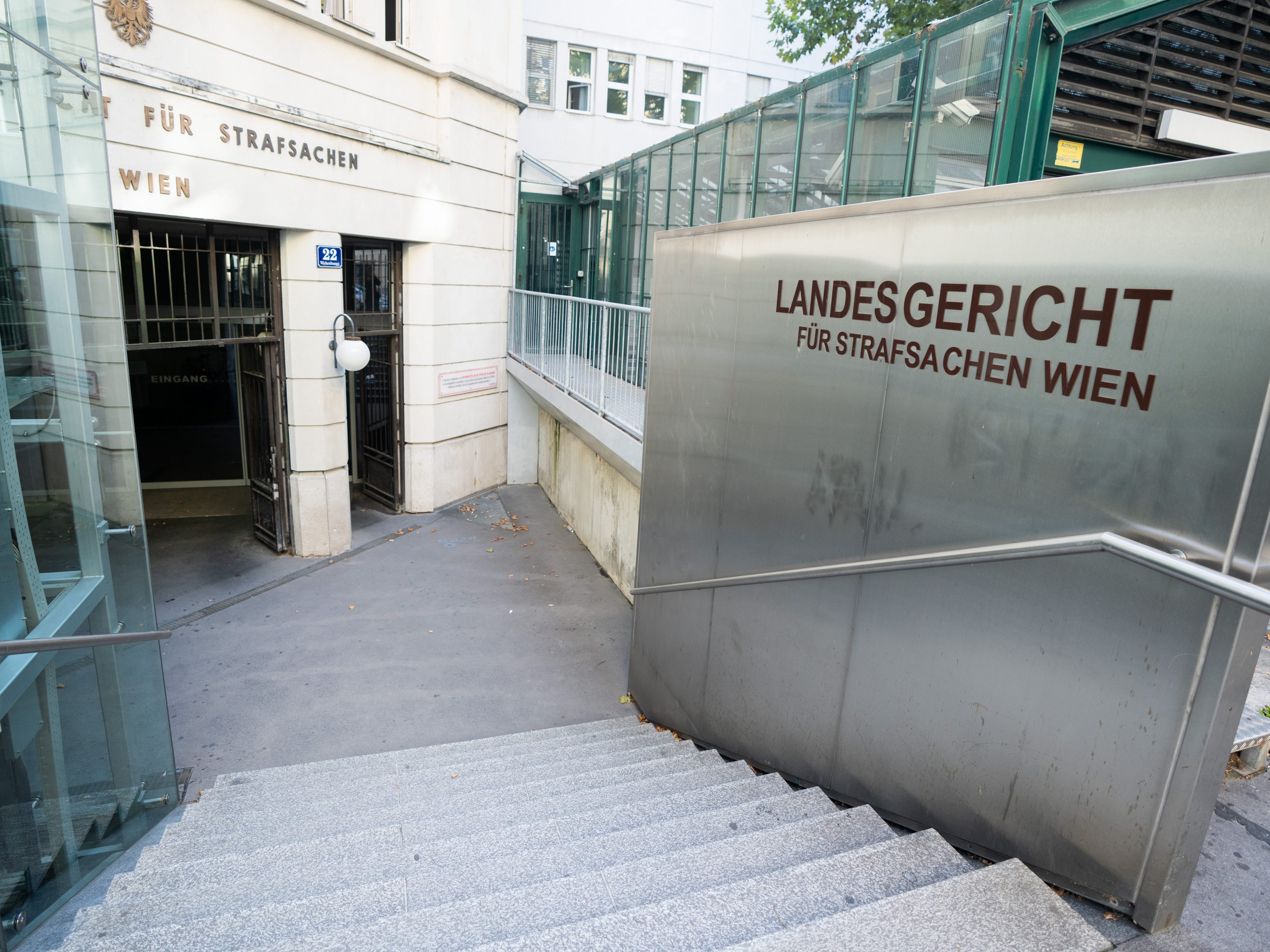 Beim Terrorprozess in Wien wurde ein Gutachten zu DNA-Spuren auf der Tatwaffe vorgelegt. Beim Terrorprozess in Wien wurde ein Gutachten zu DNA-Spuren auf der Tatwaffe vorgelegt.
