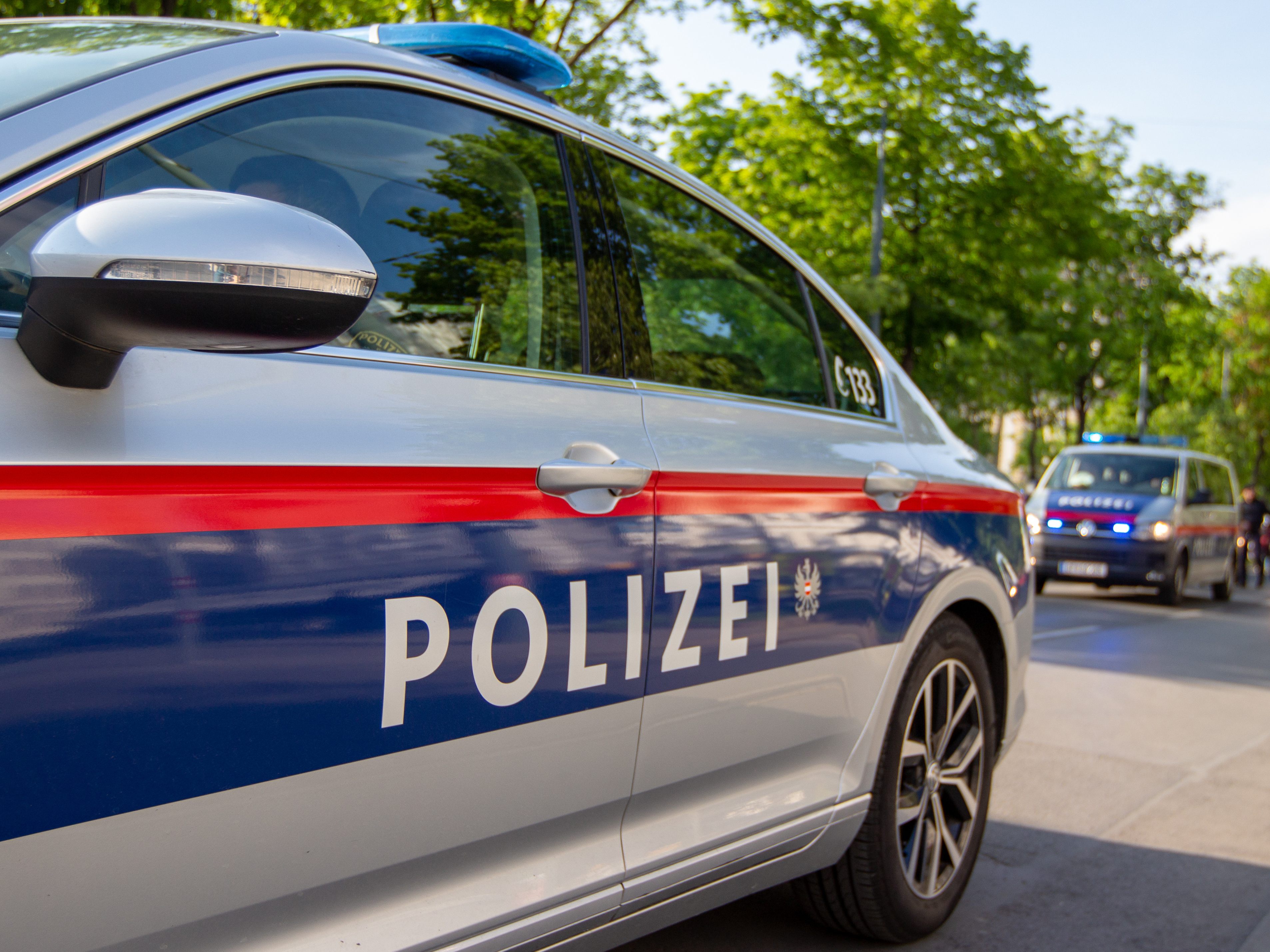 Bei einem Tankstellen-Raub in Wien-Hietzing wurde ein Mitarbeiter von dem Täter mit einer Schusswaffe bedroht.