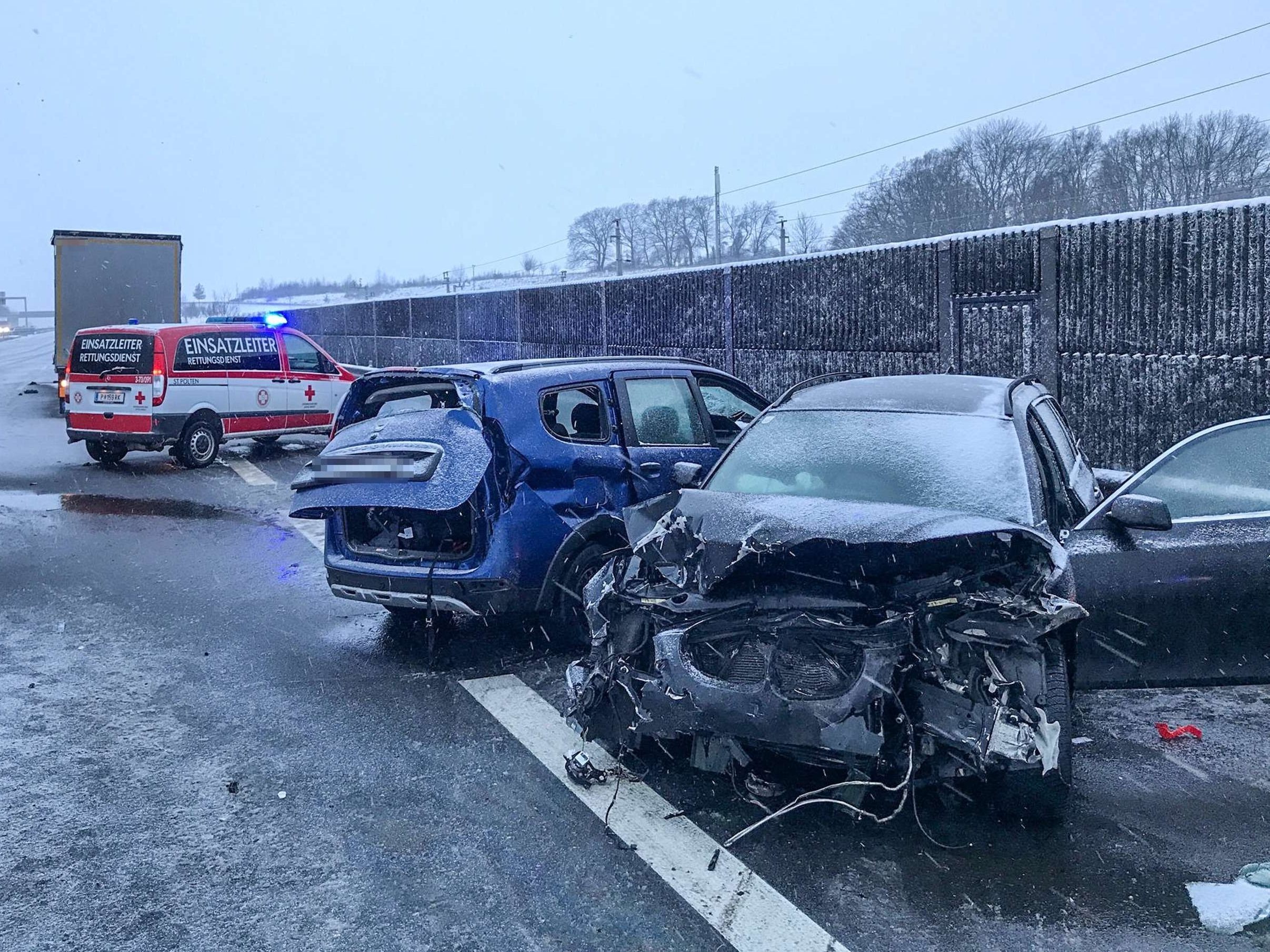 Drei Tote forderte ein Verkehrsunfall auf der A1 bei St. Pölten. Drei Tote forderte ein Verkehrsunfall auf der A1 bei St. Pölten.