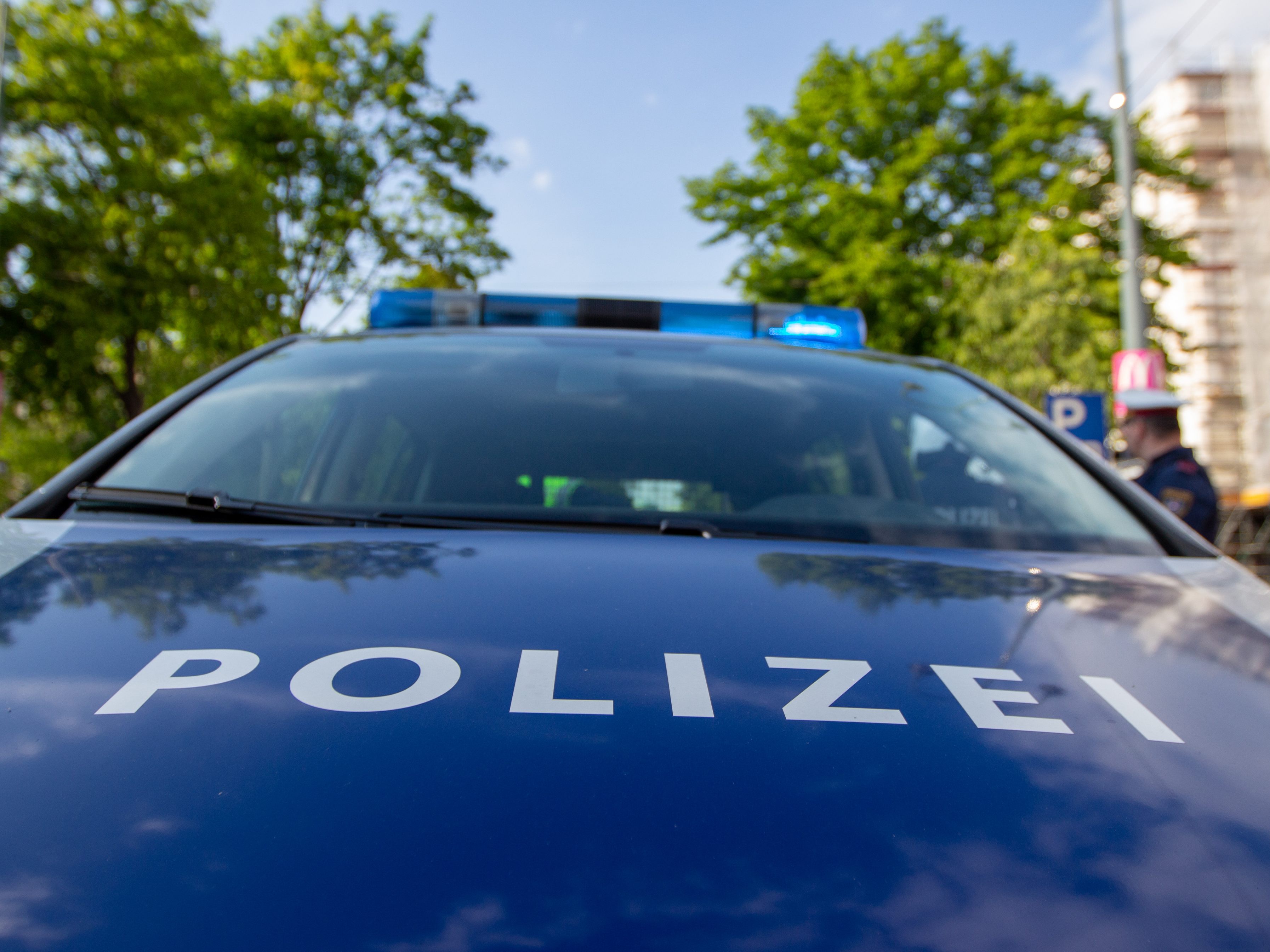 Ein 24-Jähriger wurde leblos auf der Fahrbahn in Wien-Margareten gefunden. Ein 24-Jähriger wurde leblos auf der Fahrbahn in Wien-Margareten gefunden.