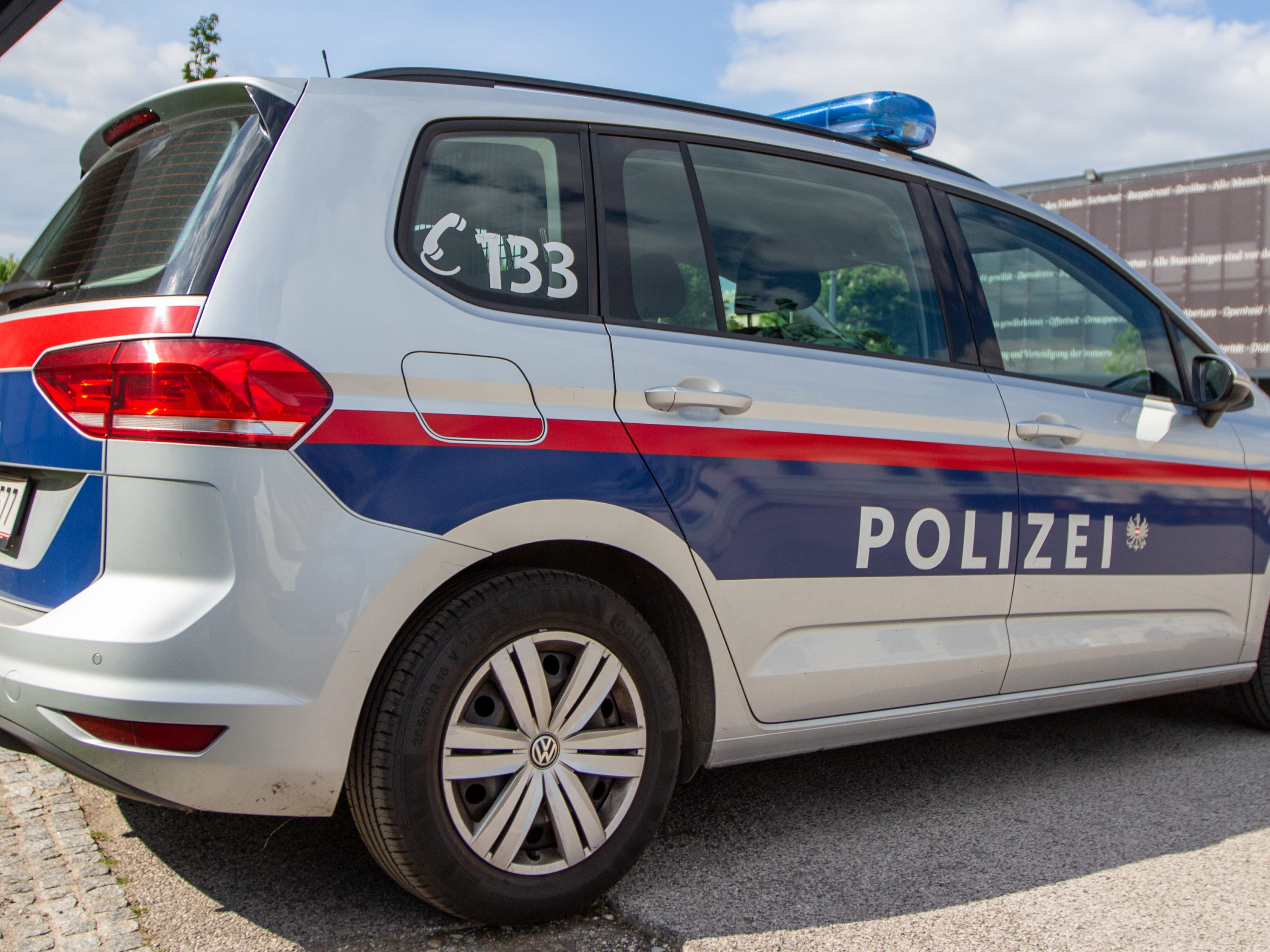 Die Wiener Polizei sucht eine Gruppe Unbekannter.