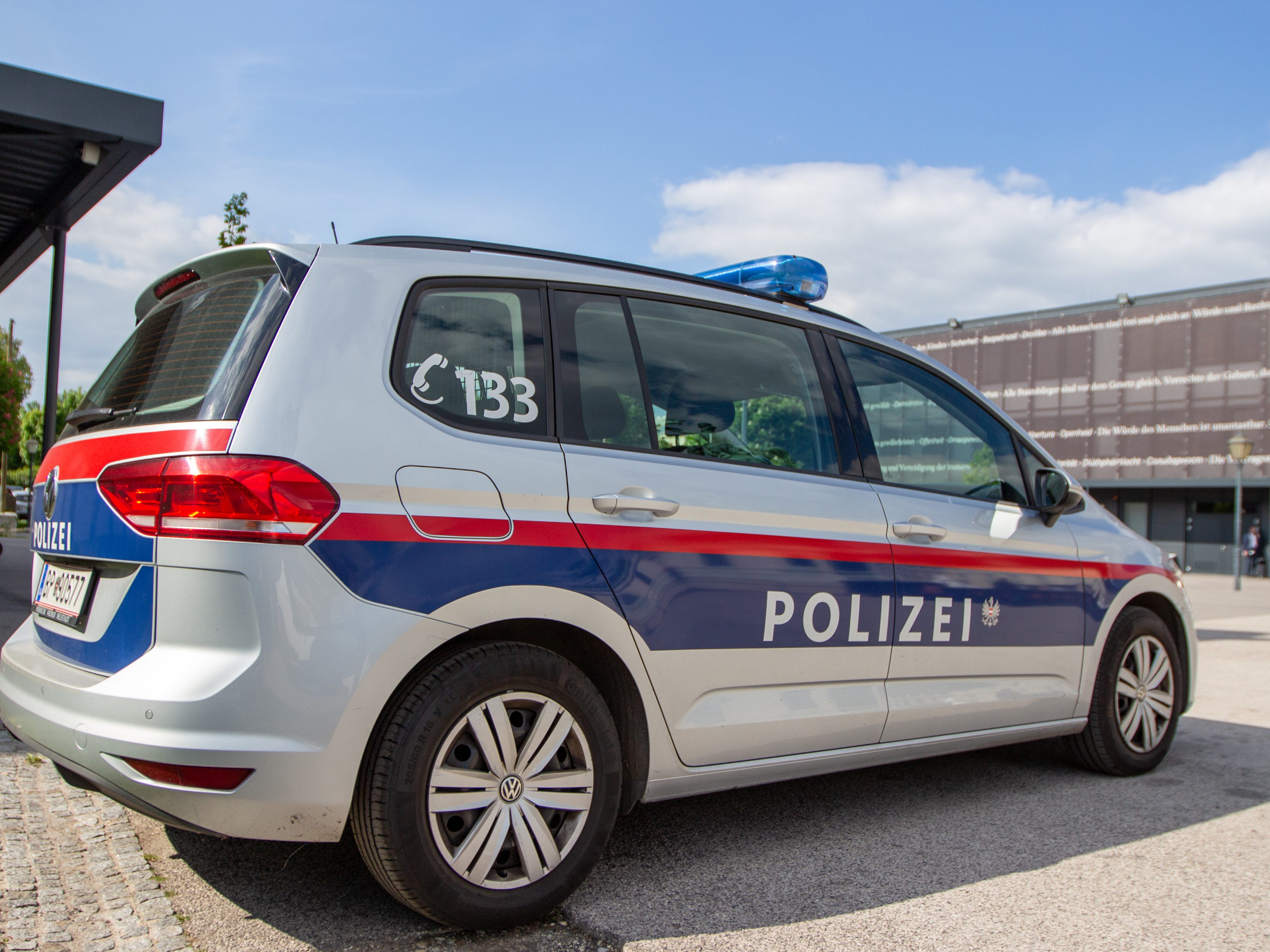 Nach dem Überfall auf ein Lebensmittelgeschäft im Weinviertel zeigte sich nun ein 43-jähriger Beschuldigter geständig. Nach dem Überfall auf ein Lebensmittelgeschäft im Weinviertel zeigte sich nun ein 43-jähriger Beschuldigter geständig.