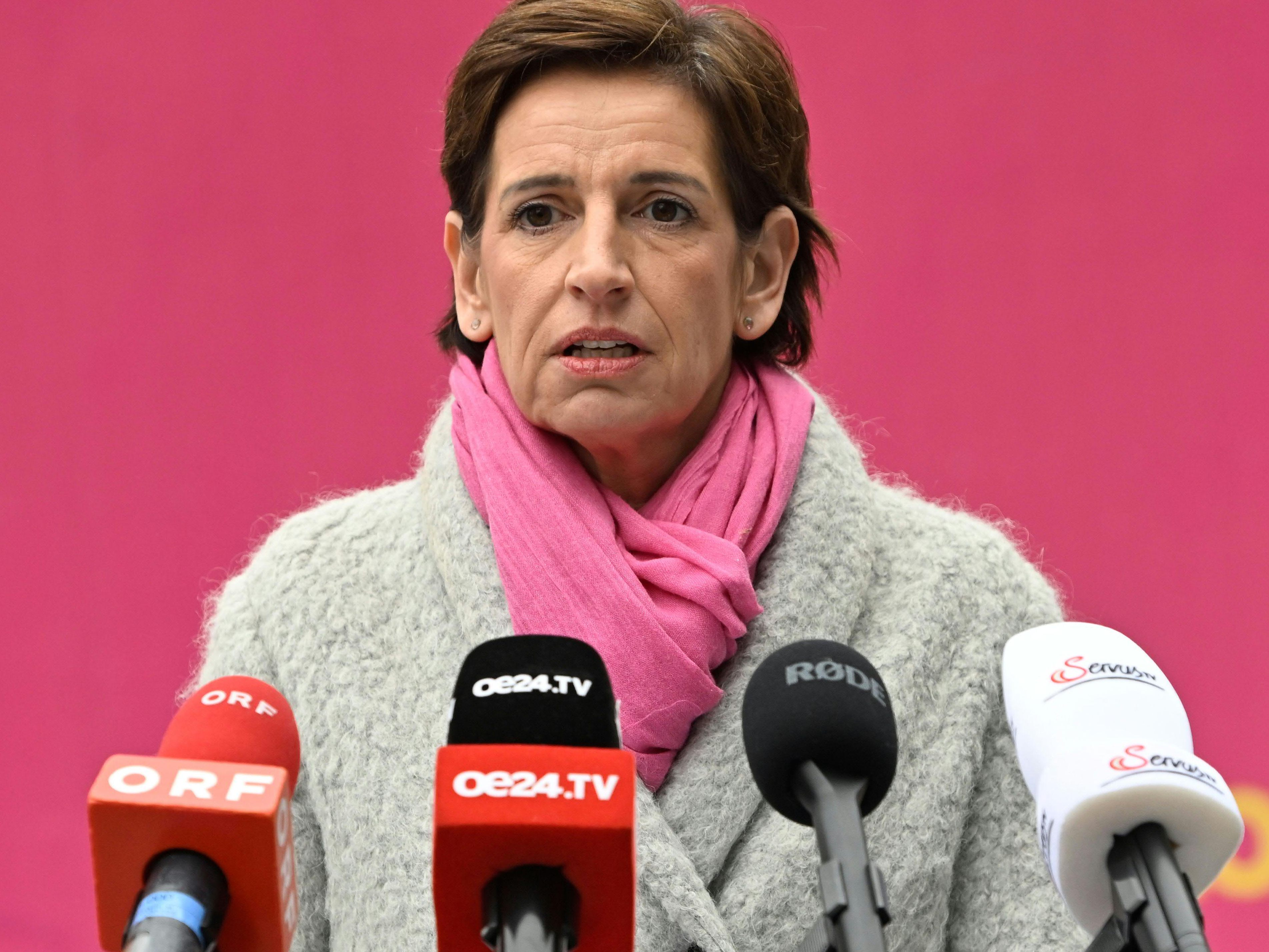 Indra Collini bemängelte, dass derzeit vorwiegend Spekulationen personeller Art geboten würden. Indra Collini bemängelte, dass derzeit vorwiegend Spekulationen personeller Art geboten würden.