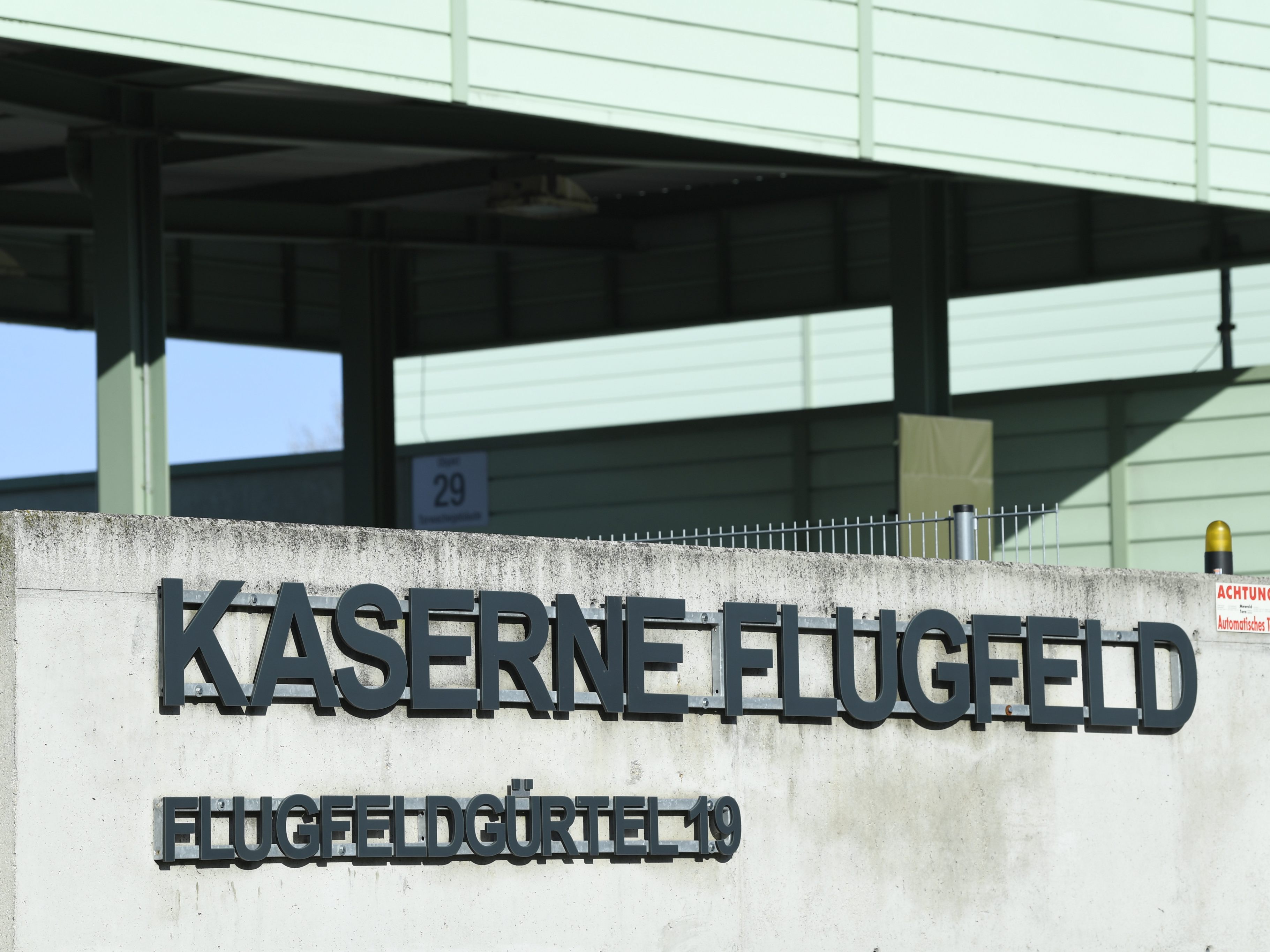 Diese Woche wurde das vorläufige Obduktionsergebnis bekanntgegeben, nachdem es in Wiener Neustadt zur Tötung eines Wachsoldaten gekommen war. Diese Woche wurde das vorläufige Obduktionsergebnis bekanntgegeben, nachdem es in Wiener Neustadt zur Tötung eines Wachsoldaten gekommen war.