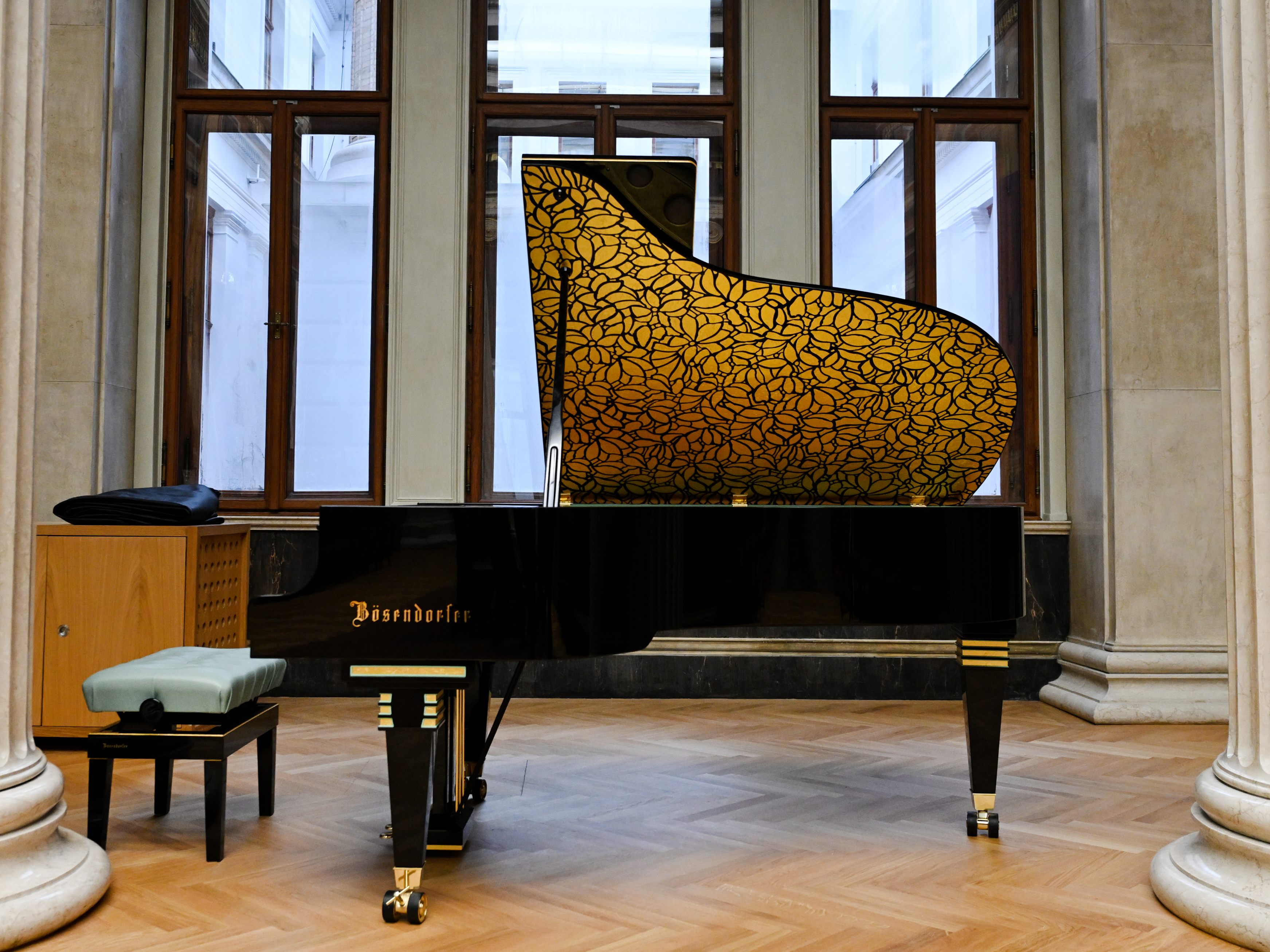 Im Parlament in Wien findet sich im Rahmen der Sanierung nun auch zeitgenössische Kunst. Im Parlament in Wien findet sich im Rahmen der Sanierung nun auch zeitgenössische Kunst.