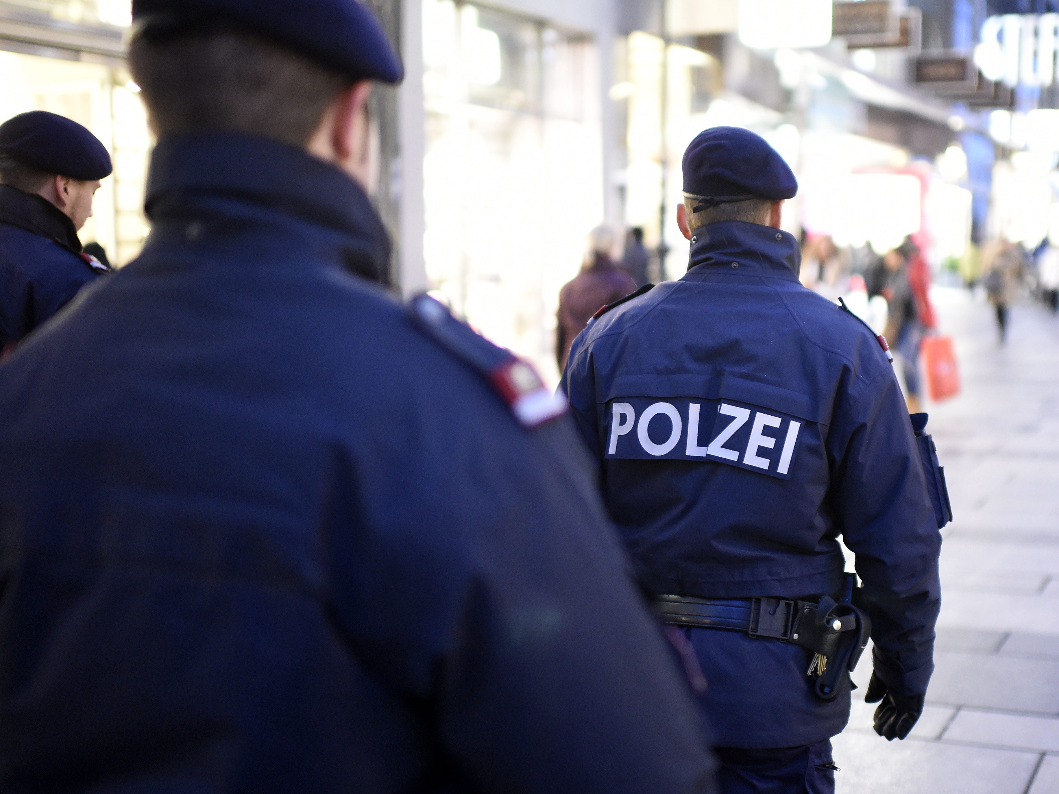 Zwei Räuber attackierten und bestahlen einen 33-Jährigen in Wien-Favoriten. Zwei Räuber attackierten und bestahlen einen 33-Jährigen in Wien-Favoriten.