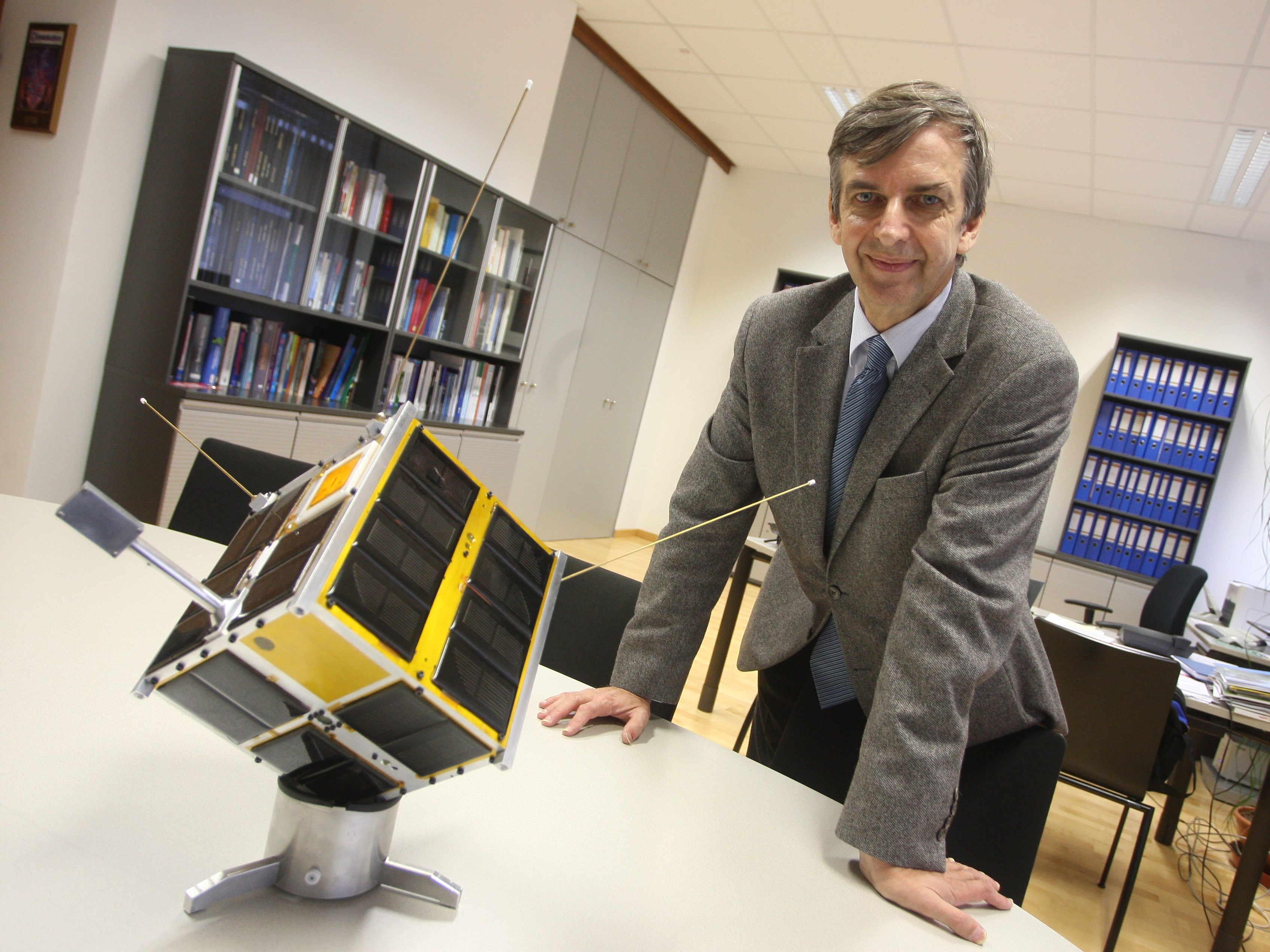 Der Leiter des Instituts für Kommunikationsnetze und Satellitenkommunikation an der Technischen Universität Graz Otto Koudelka mit einem Mini-Satelliten. Der Leiter des Instituts für Kommunikationsnetze und Satellitenkommunikation an der Technischen Universität Graz Otto Koudelka mit einem Mini-Satelliten.