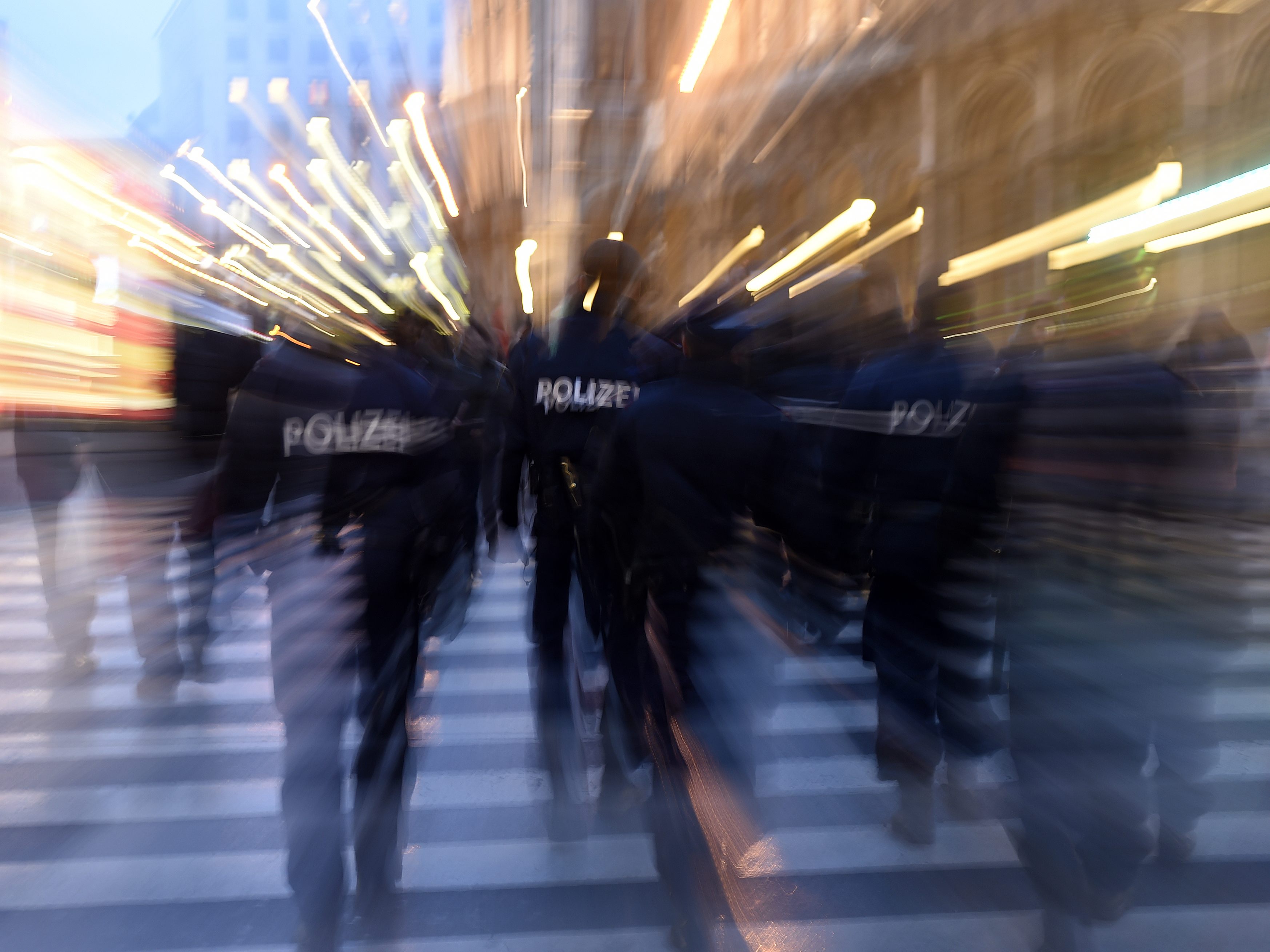 Zwei Gruppen junger Männer gingen mit Messern und Schreckschusspistolen aufeinander los. Zwei Gruppen junger Männer gingen mit Messern und Schreckschusspistolen aufeinander los.