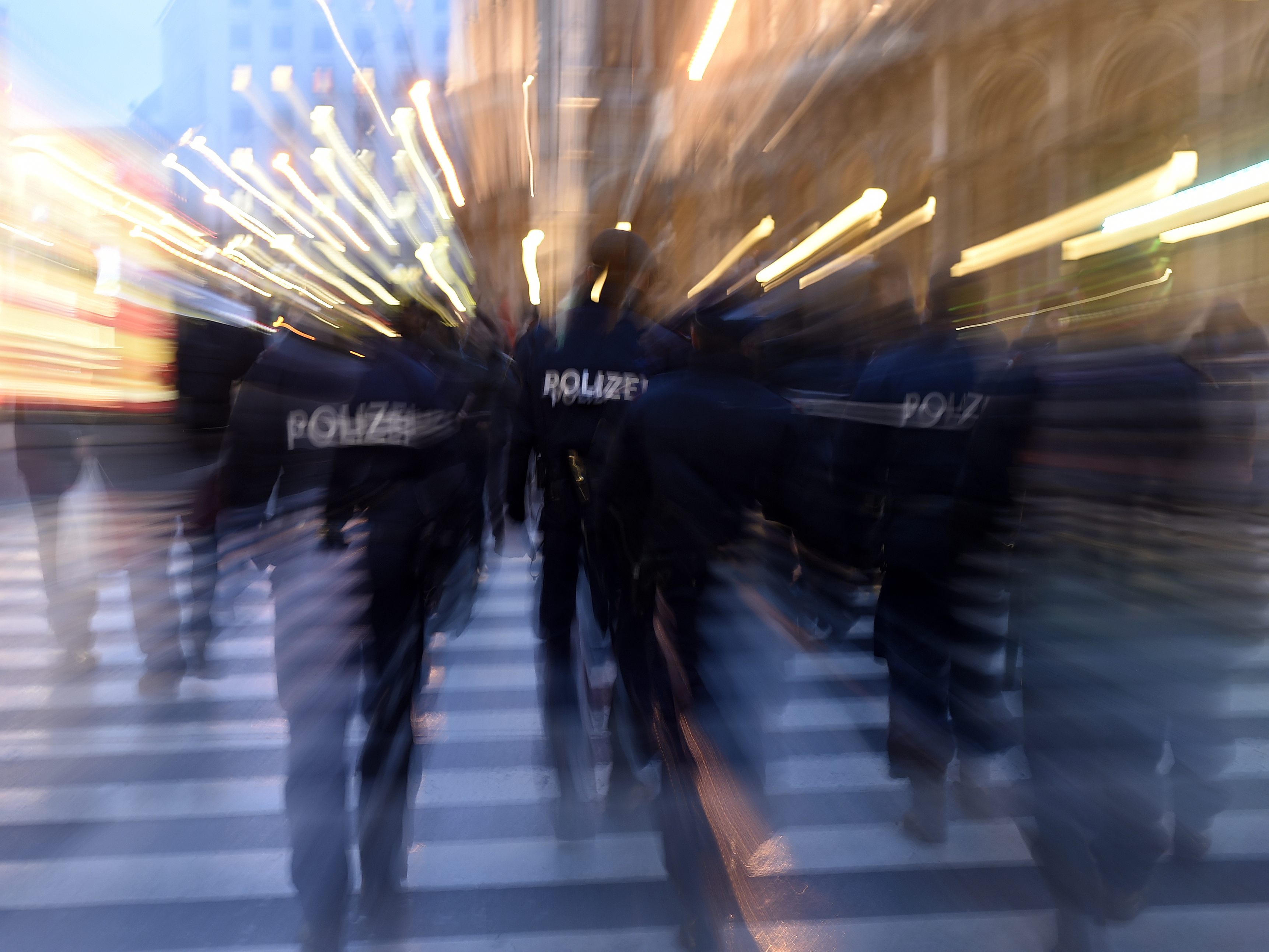 Ein 28-Jähriger alarmierte die Polizei, das er von zwei Jugendlichen in Wien-Meidling geschlagen und ausgeraubt worden war.