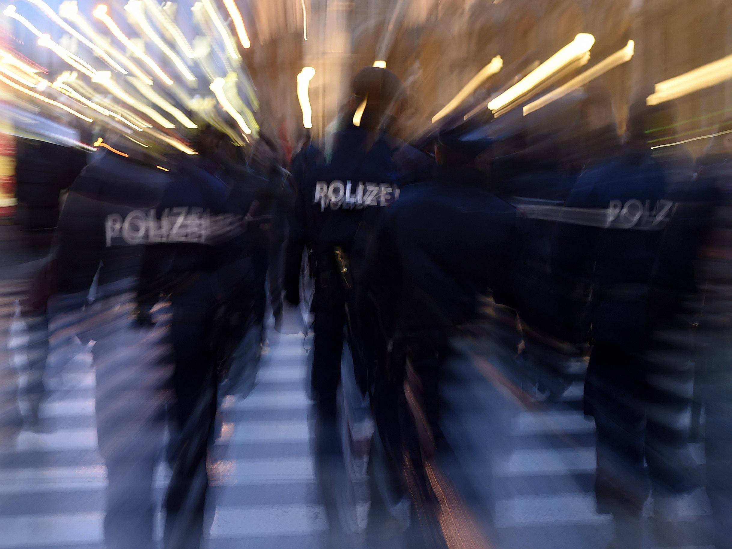 Ermittlungen nach Raubüberfall am Reumannplatz in Wien. Ermittlungen nach Raubüberfall am Reumannplatz in Wien.