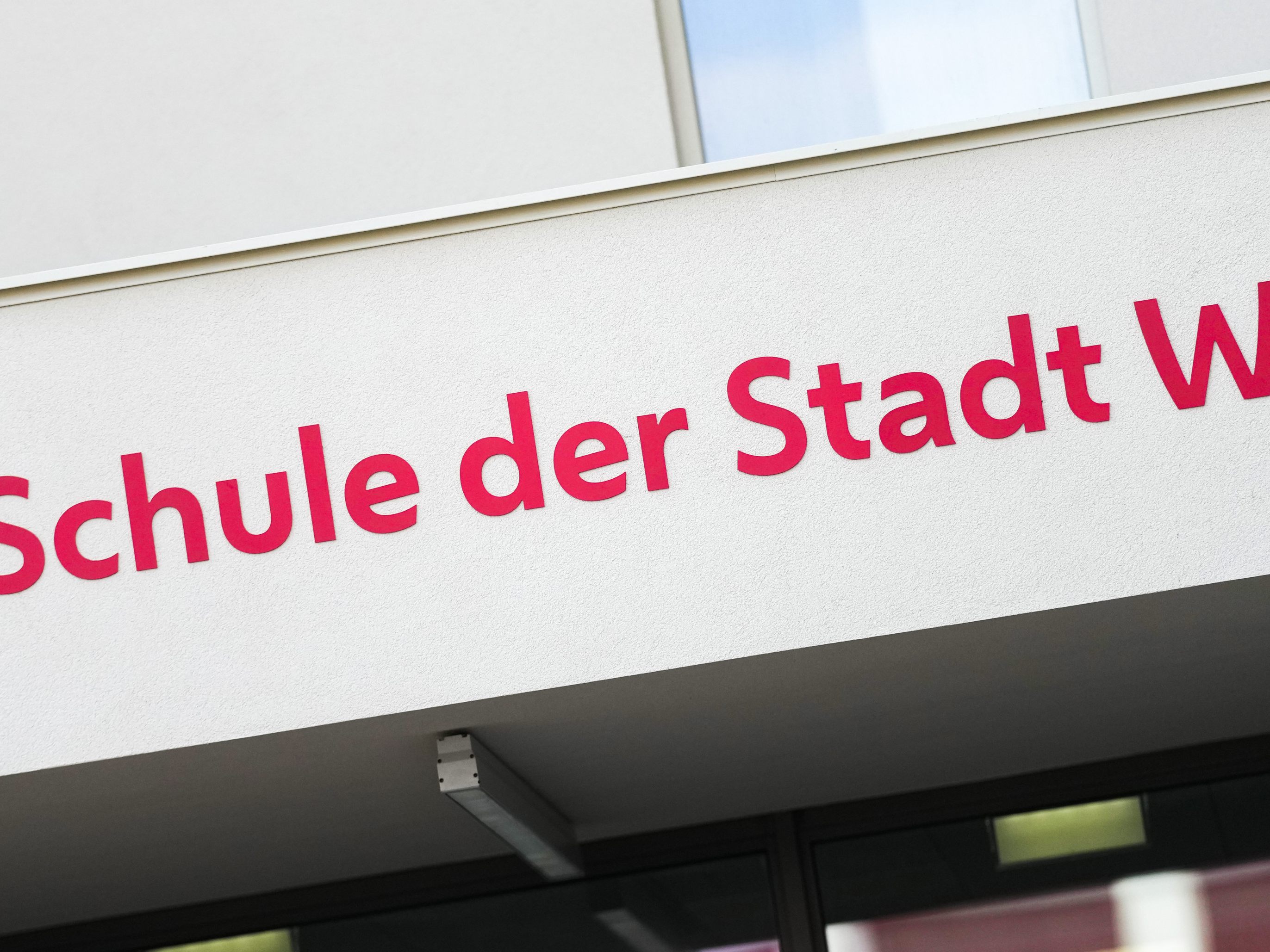 Das Opfer eines Missbrauchs an einer Wiener Schule fordert nun Schadenersatz.