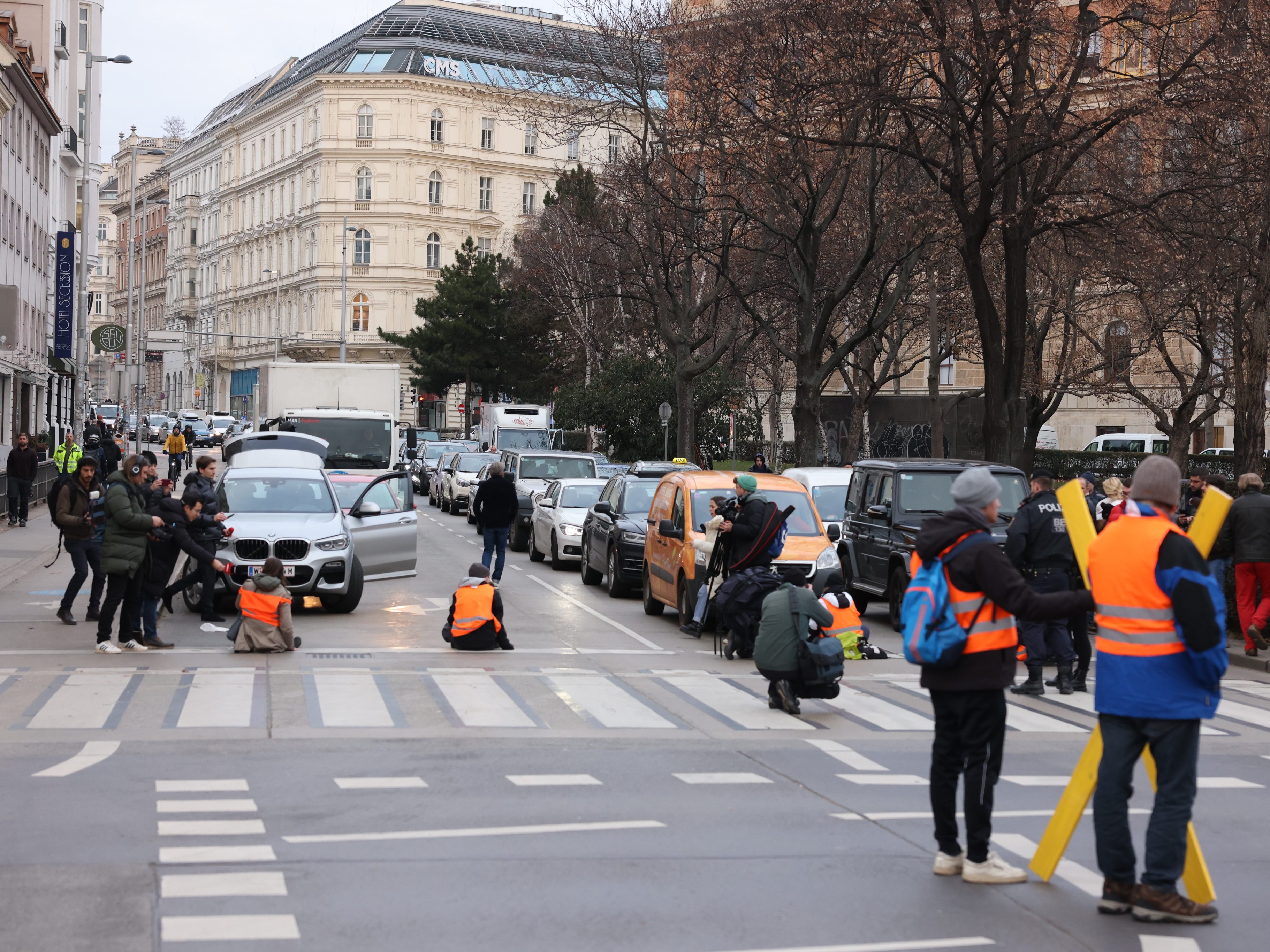Klima-Aktivisten bei Protest in Wien attackiert. Klima-Aktivisten bei Protest in Wien attackiert.