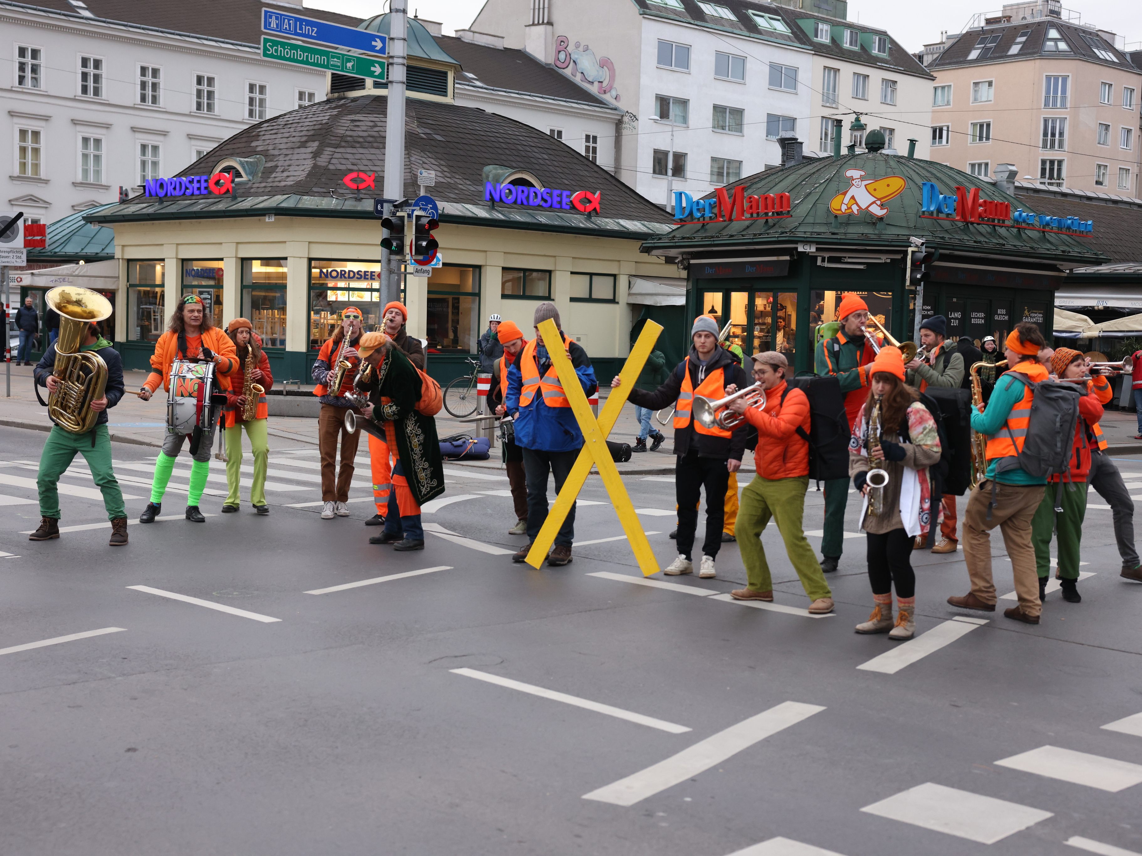 Klima-Blockade - Aktion rund um den Wiener Naschmarkt. Klima-Blockade - Aktion rund um den Wiener Naschmarkt.