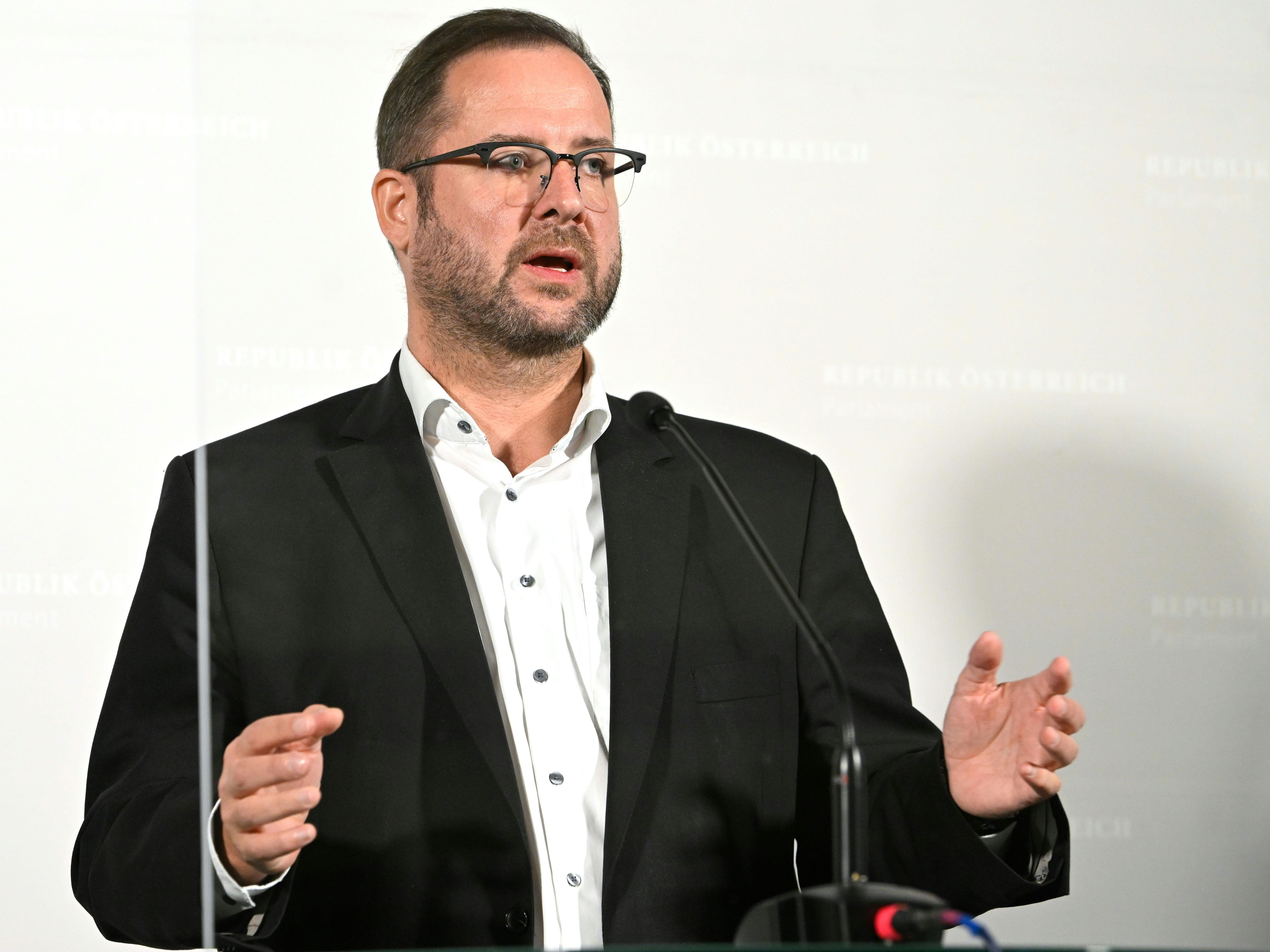 Christian Hafenecker spricht sich für eine Kommission zur Untersuchung politischer Einflussnahme aus.