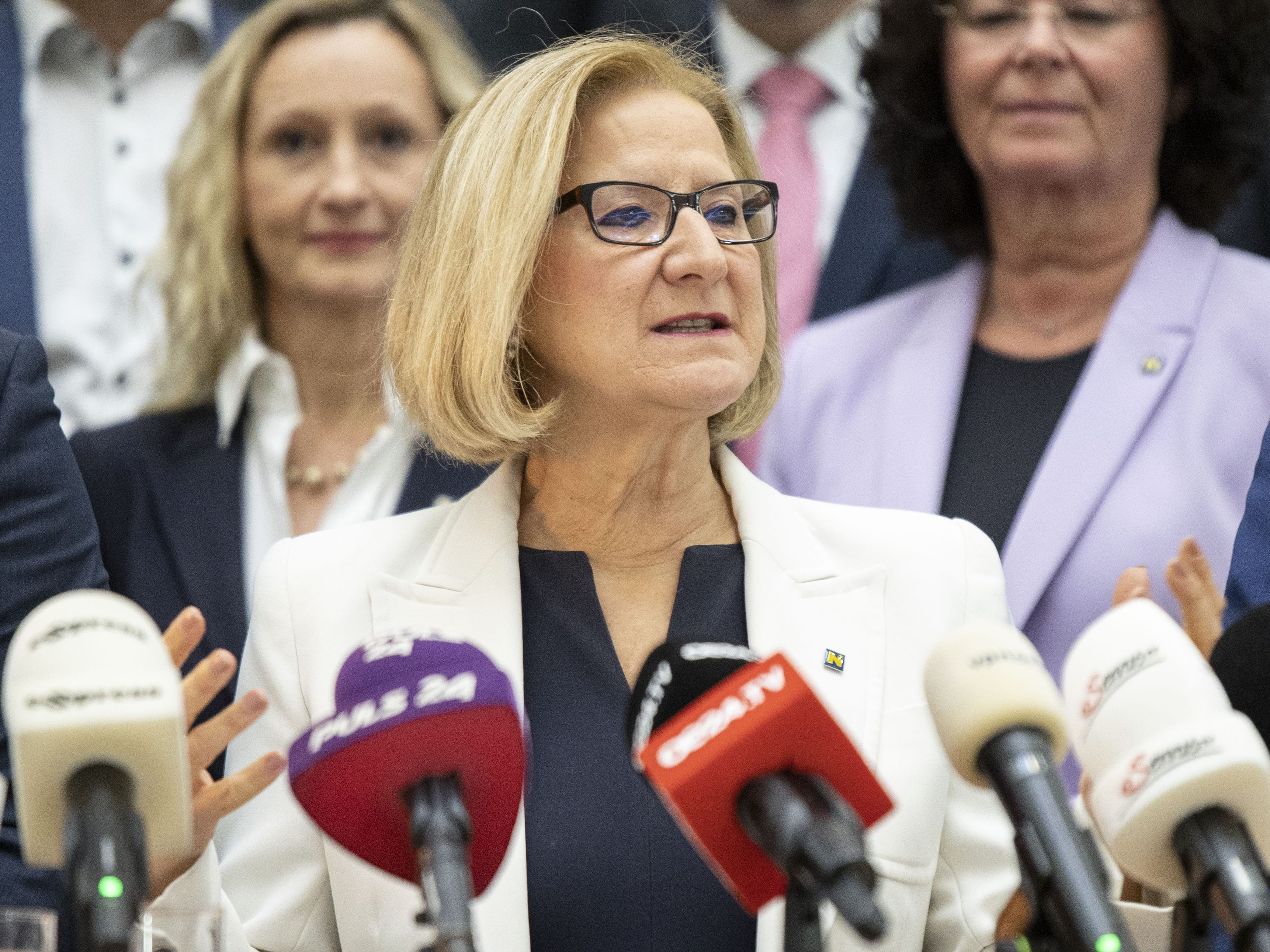 Landeshauptfrau Mikl-Leitner muss laut Umfrage um ihre absolute Mehrheit zittern.