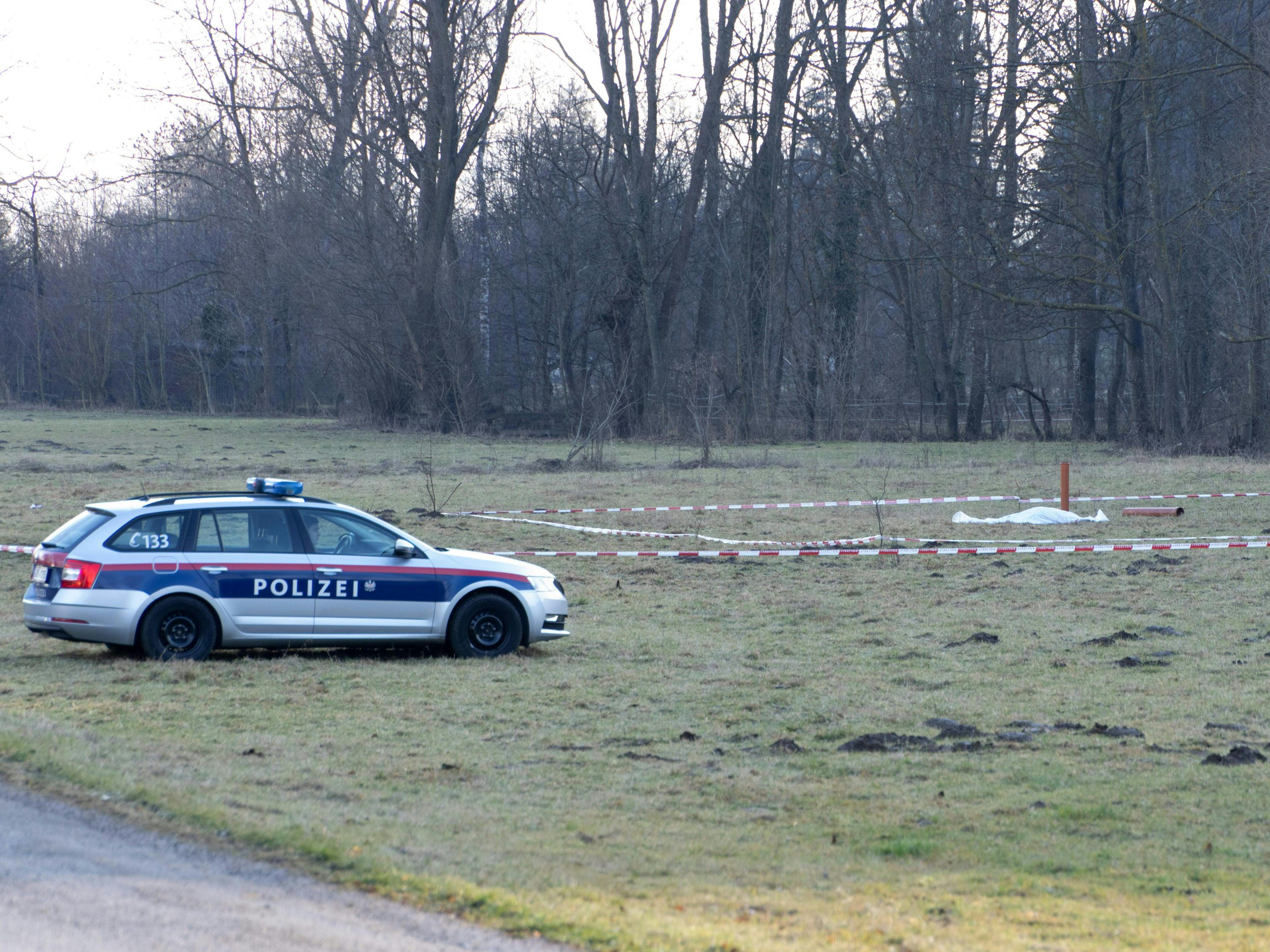 Nach dem tödlichen Pyro-Unfall in Niederösterreich wird gegen unbekannte Täter ermittelt. Nach dem tödlichen Pyro-Unfall in Niederösterreich wird gegen unbekannte Täter ermittelt.