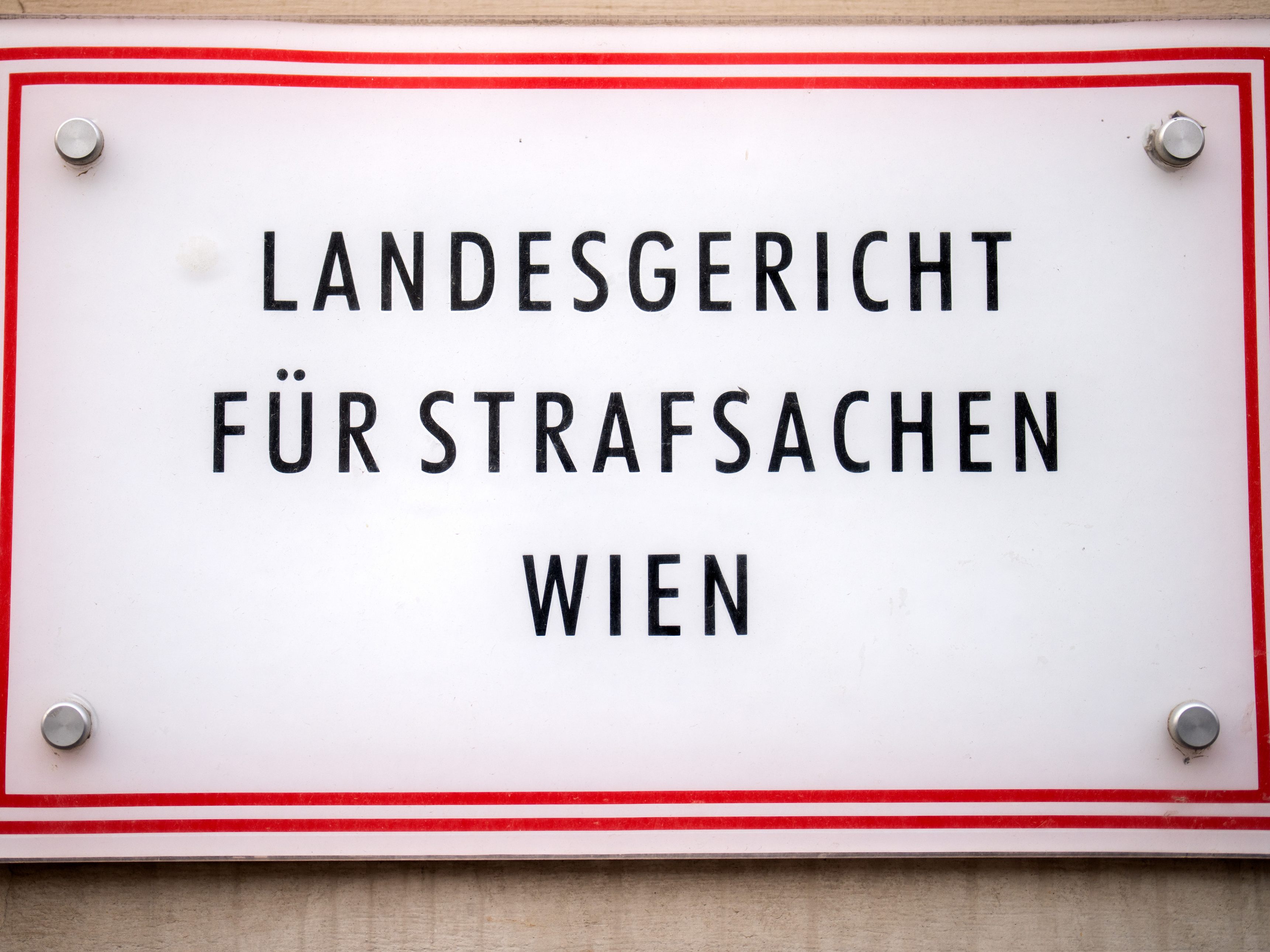 Nach einer Messerattacke auf einen Mitgefangenen in der JA Wien-Favoriten wurde ein Mann nun in eine Anstalt eingewiesen. Nach einer Messerattacke auf einen Mitgefangenen in der JA Wien-Favoriten wurde ein Mann nun in eine Anstalt eingewiesen.