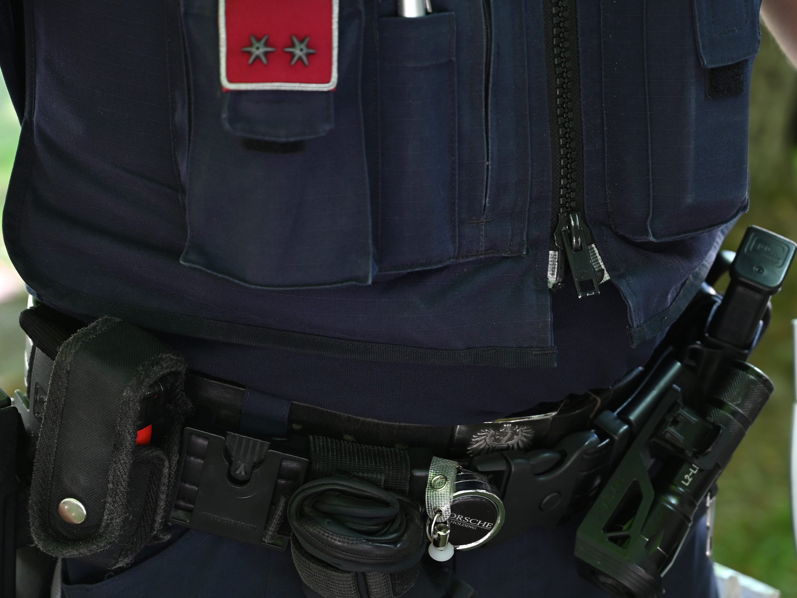 Die Polizei hat den mutmaßlichen Betreiber einer Nazi-Website verhaftet. Die Polizei hat den mutmaßlichen Betreiber einer Nazi-Website verhaftet.
