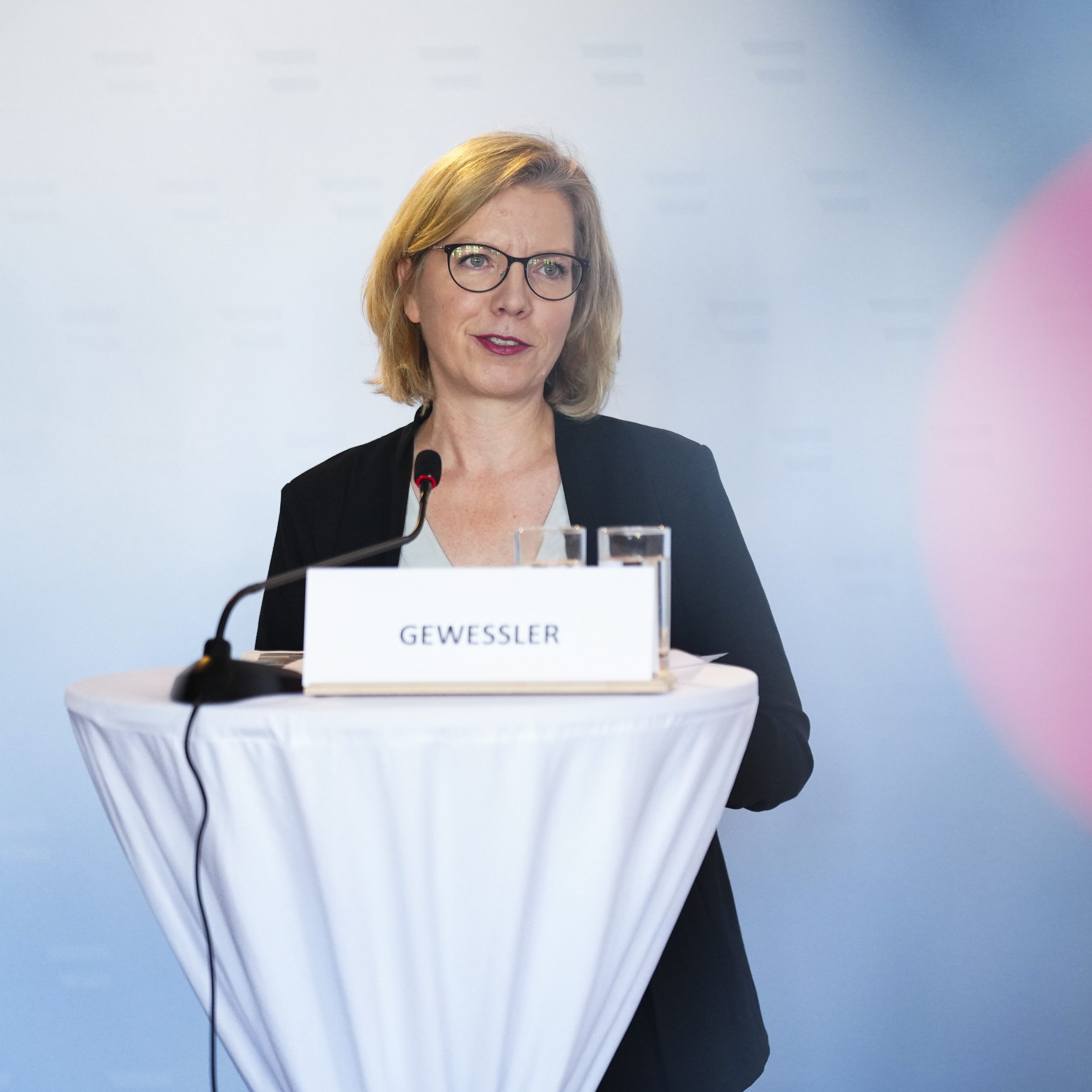 Umweltministerin Leonore Gewessler (Grüne) spricht sich für ein Fracking-Verbot aus.