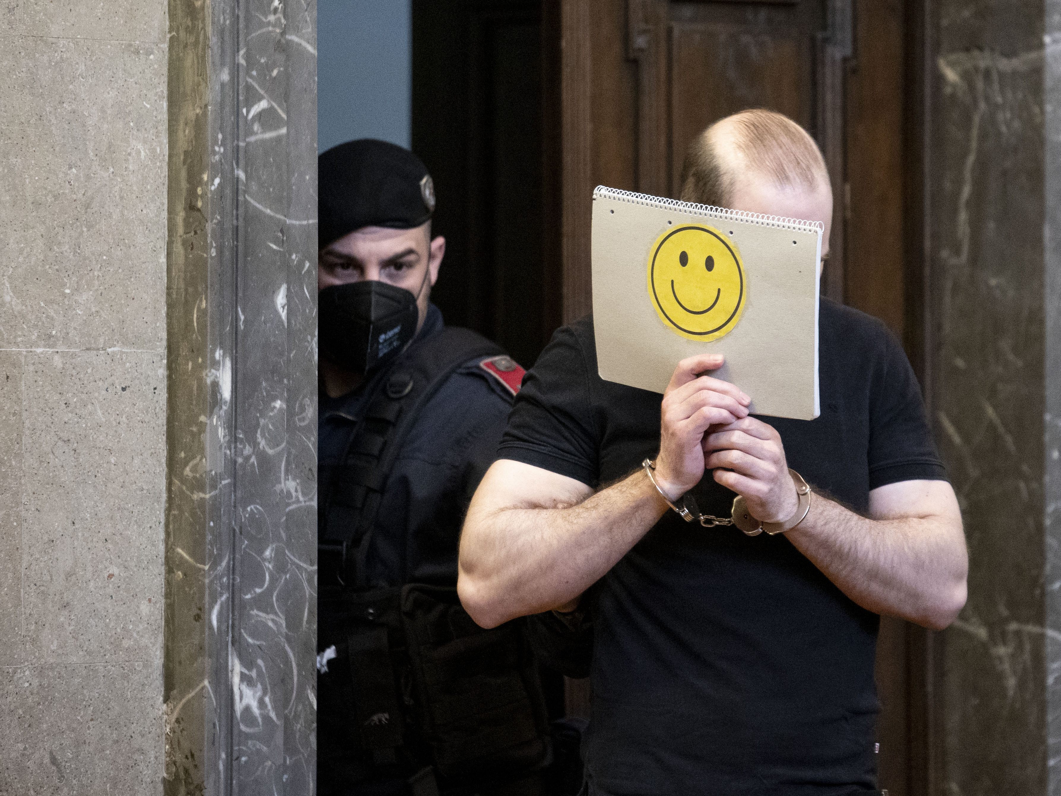 Wien: Zehn Jahre Haft für Neonazi-Rapper "Mr. Bond" bestätigt. Wien: Zehn Jahre Haft für Neonazi-Rapper "Mr. Bond" bestätigt.