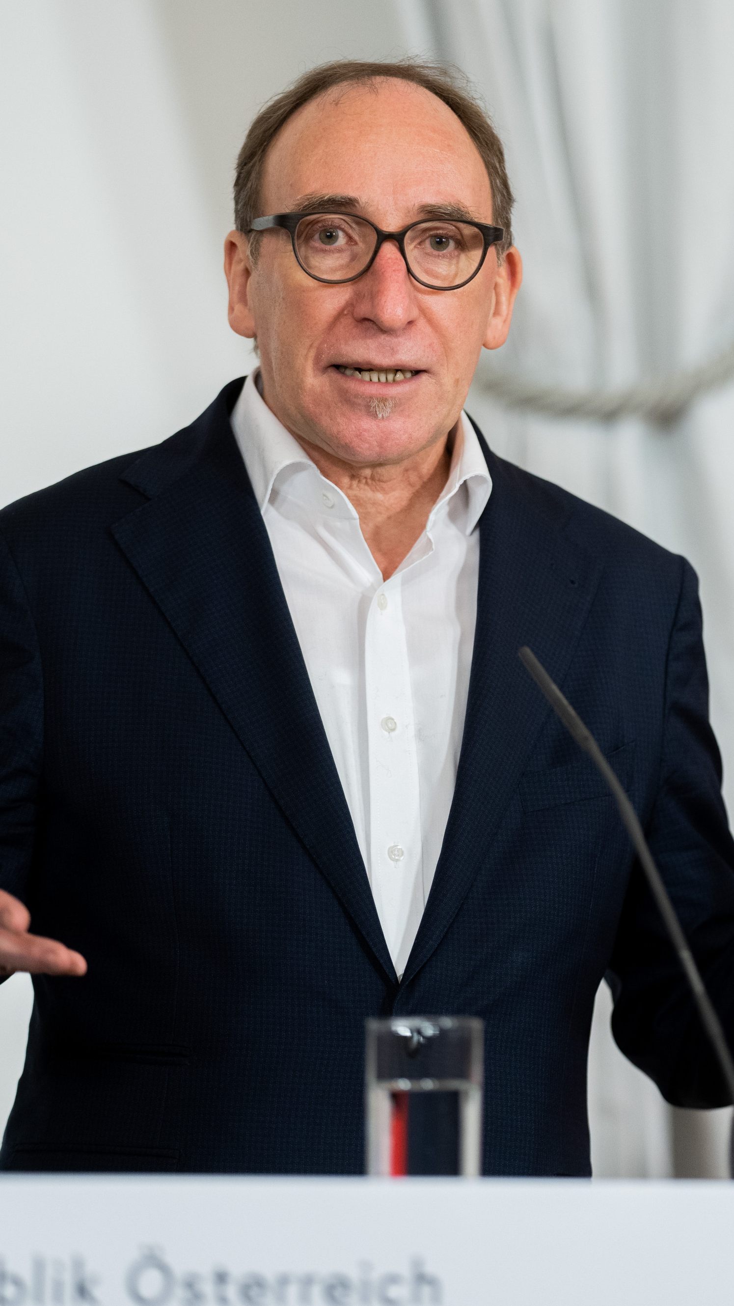 Sozialminister Johannes Rauch (Grüne) will den Rechtsanspruch auf Pflegekarenz ausweiten.