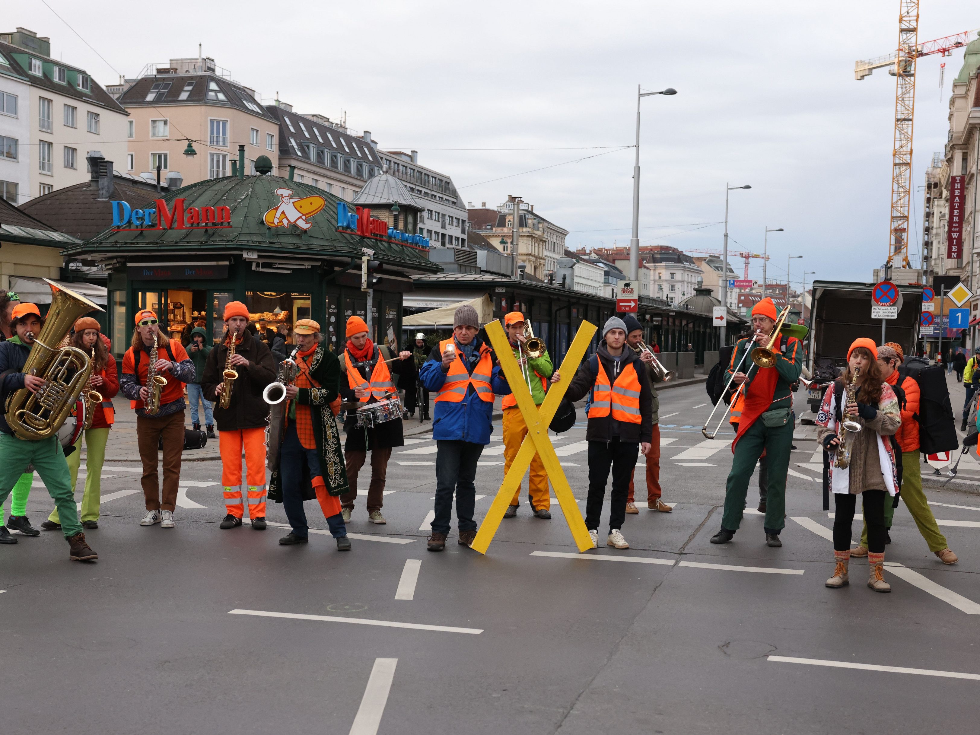 Die Klimaaktivisten kündigten eine neue "Klebe-Welle" in Wien an. Die Klimaaktivisten kündigten eine neue "Klebe-Welle" in Wien an.
