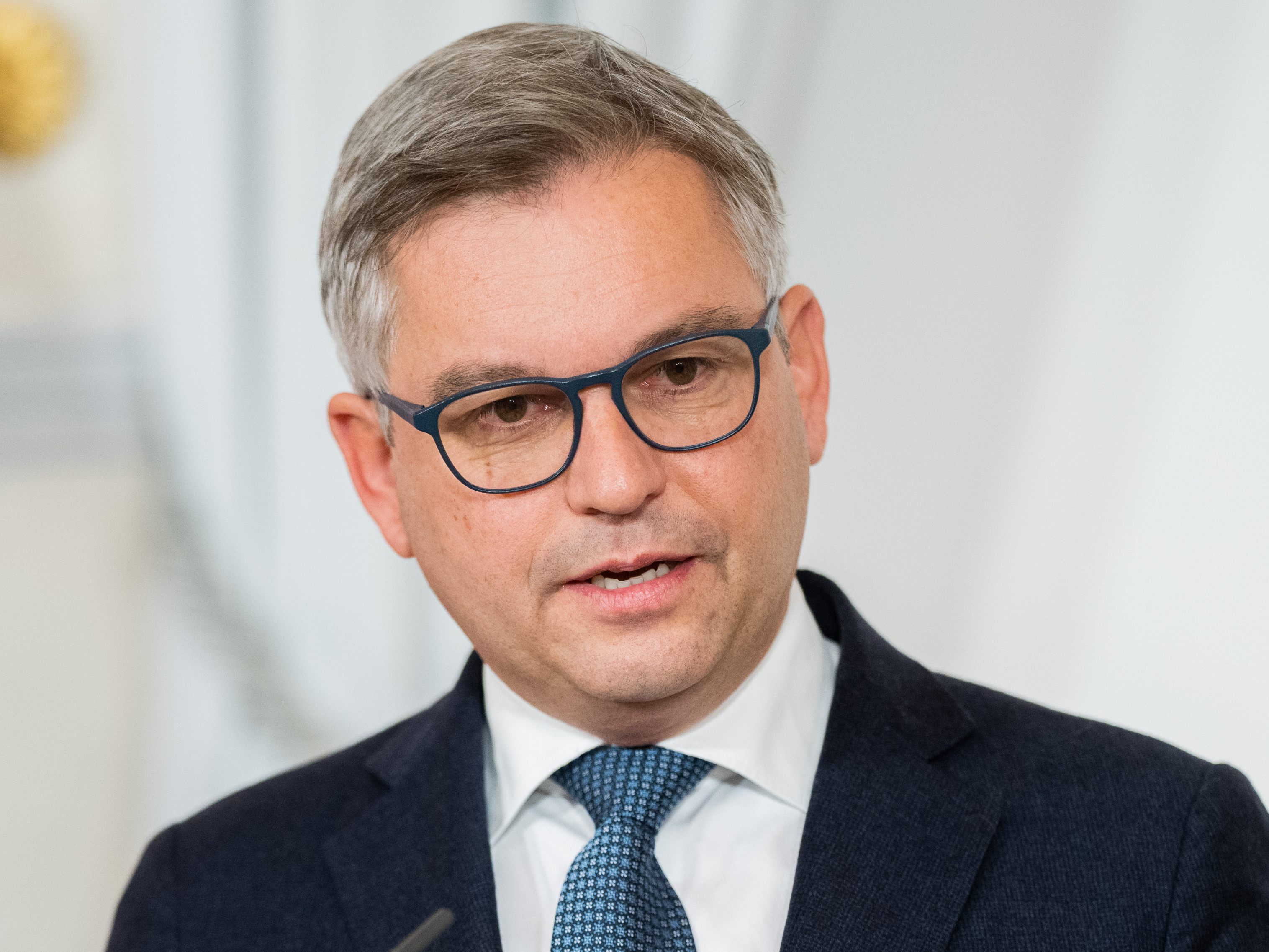 Nach seinem Unfall mit einem E-Scooter befindet sich Finanzminister Magnus Brunner auf dem Weg der Besserung.