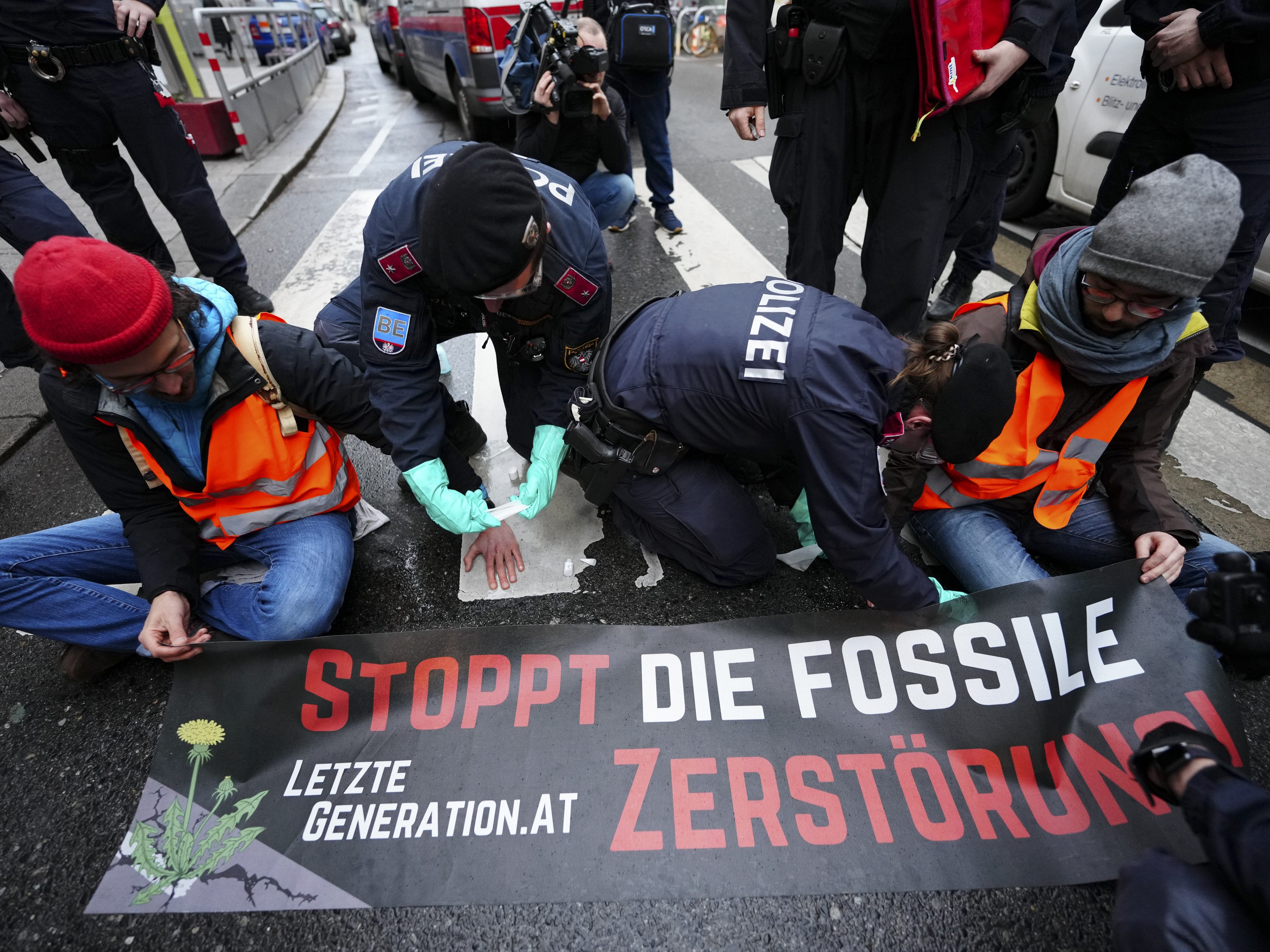 Klimaaktivisten der "Letzten Generation" machen mit Straßenblockaden in Wien auf ihre Forderungen aufmerksam. Klimaaktivisten der "Letzten Generation" machen mit Straßenblockaden in Wien auf ihre Forderungen aufmerksam.