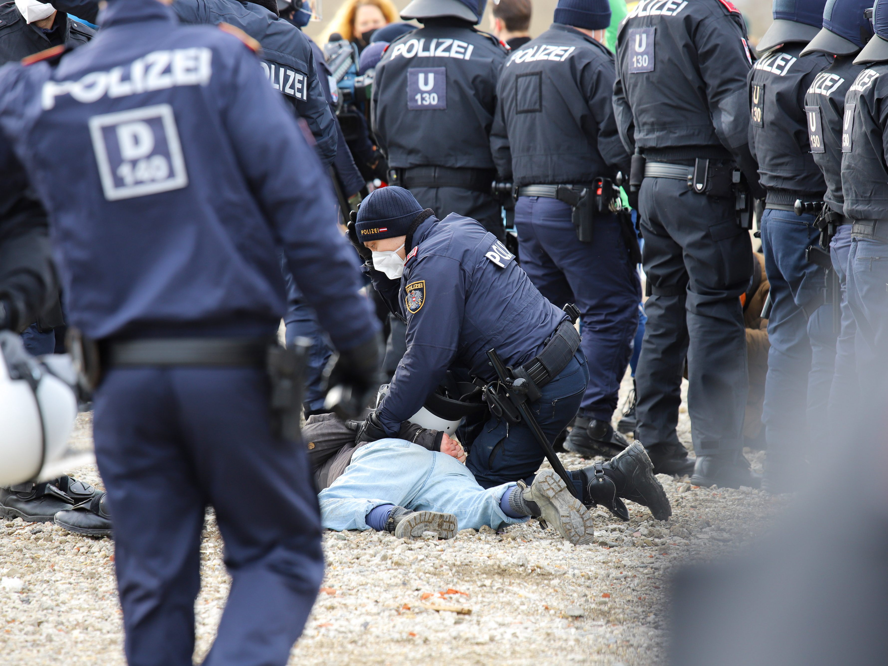 Das Verwaltungsgericht bestätigte die Polizeigewalt gegen einen Klima-Aktivisten bei der Protestcamp-Räumung in Wien. Das Verwaltungsgericht bestätigte die Polizeigewalt gegen einen Klima-Aktivisten bei der Protestcamp-Räumung in Wien.